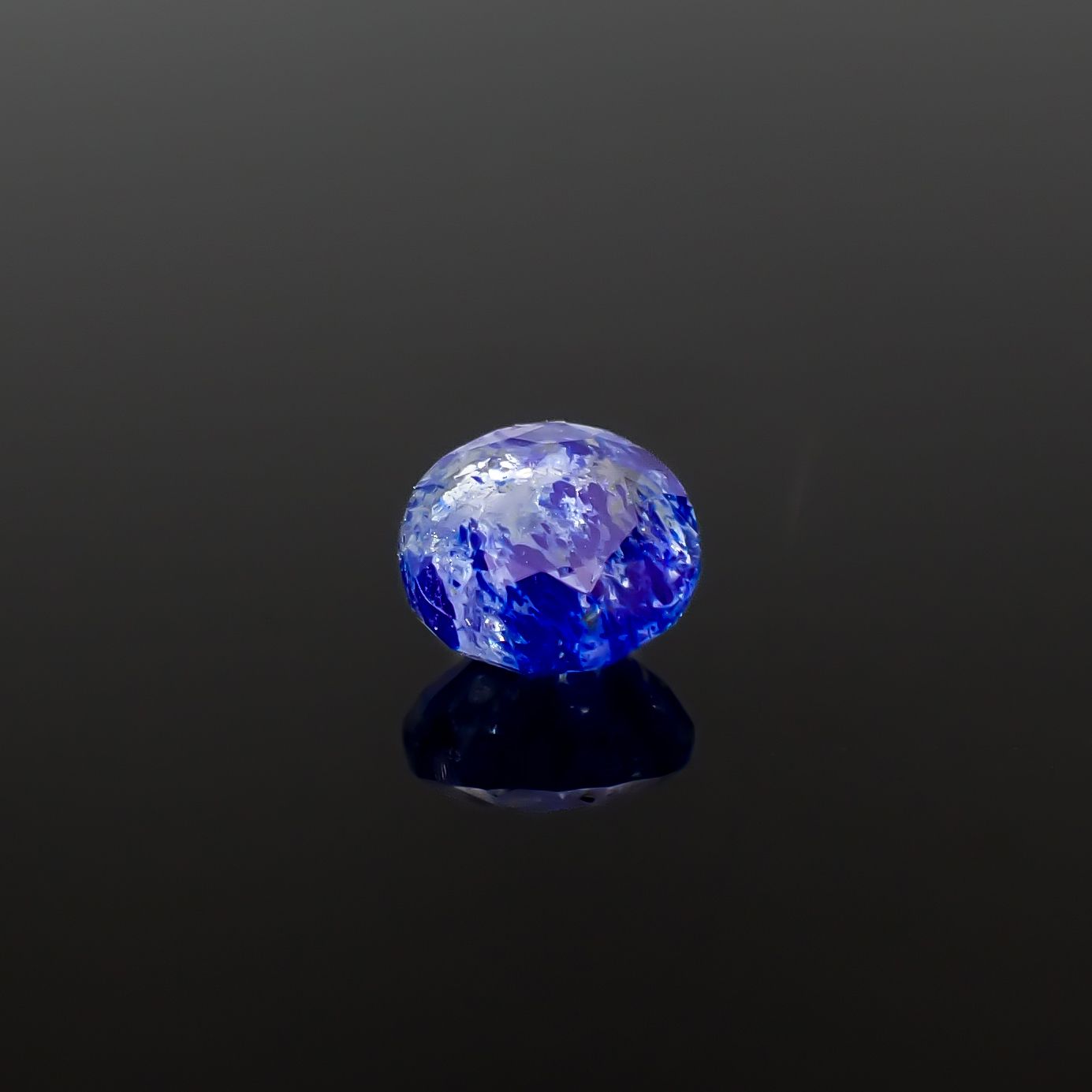 ラズライトインソーダライト フルオレッセンス アフガニスタン産 0.64ct / 5.9x5.8mm前後 [260431996]