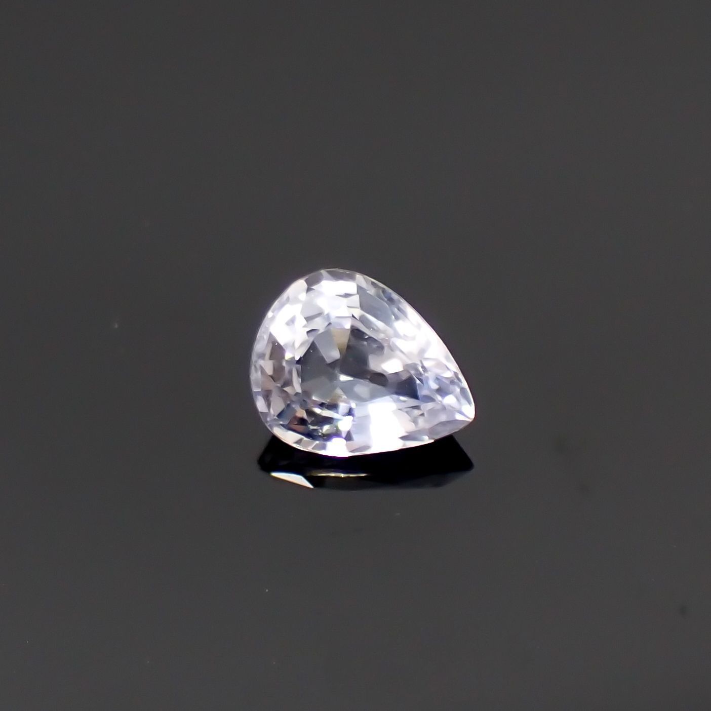 アイスブルーサファイア スリランカ・マダガスカル産 ルース 0.38ct[210611162]5.1×4mm前後