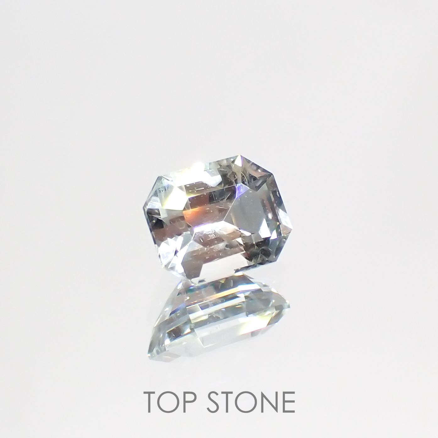 ジェレメジェバイト(宝石名エレメージェバイト) ナミビア産 0.685ct ソ付(彩珠)[20095019]5.7×4.4mm前後