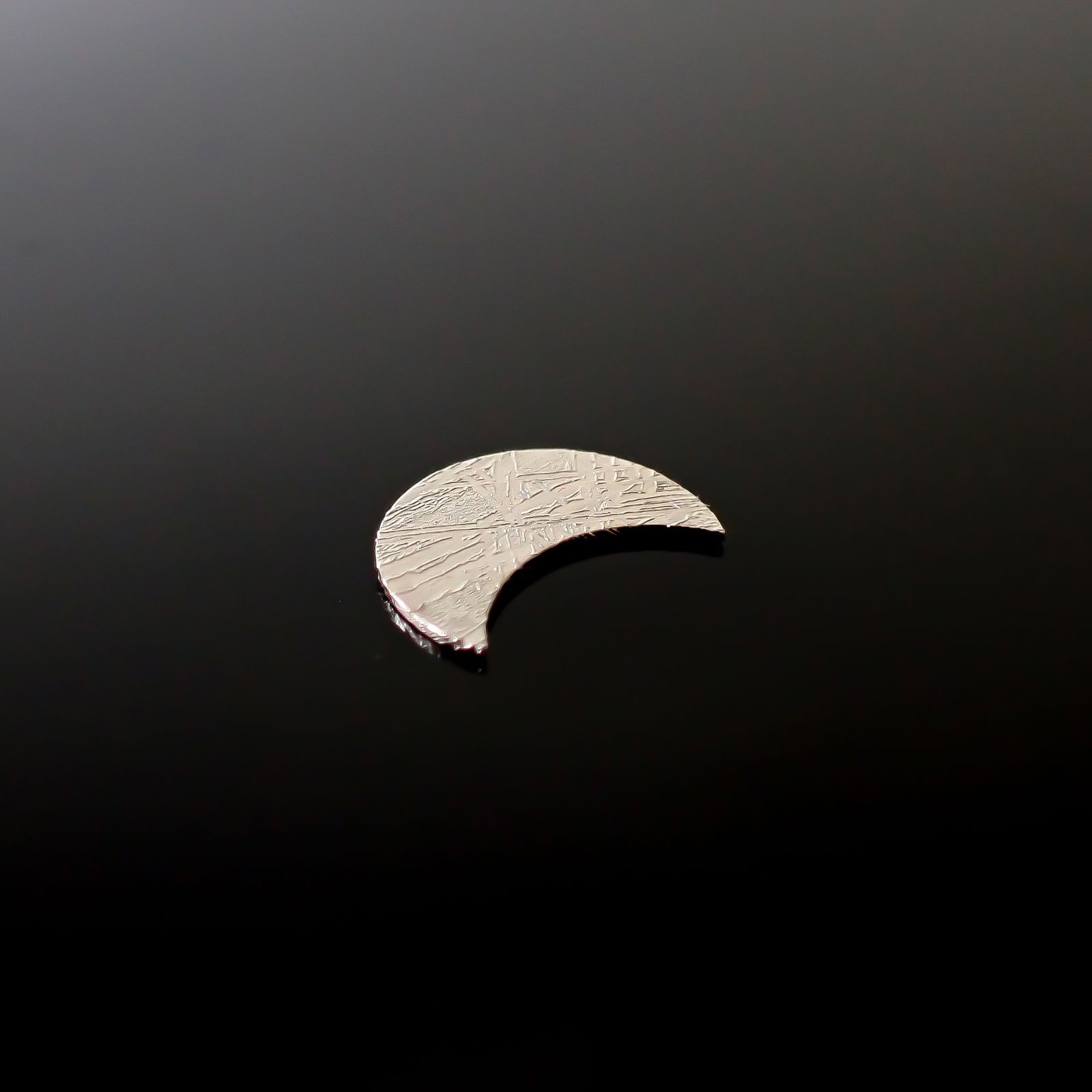 ◇カスタムカット・ムーン◇アルタイ隕石 発見地：中国 0.85ct [250129806]10x7.5mm前後