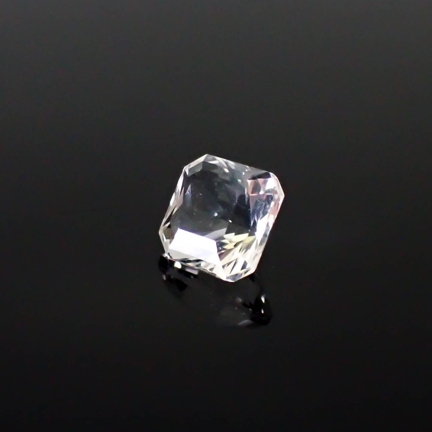 カラーレスフローライト フルオレッセンス イギリス産 2.42ct [250430158]7.4x7.4mm前後