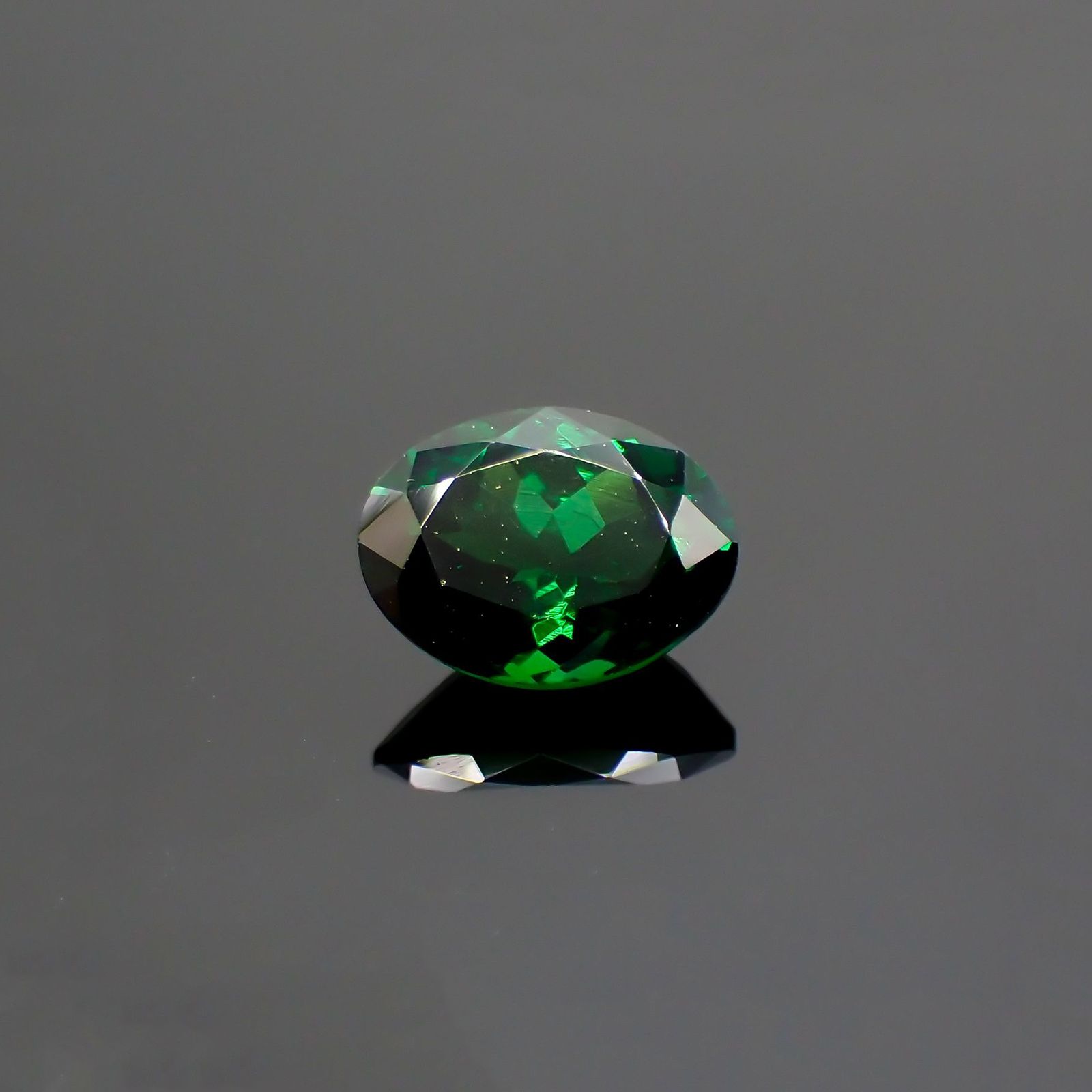 ツァボライト(宝石名グリーン グロッシュラー・ガーネット) タンザニア産 ソ付(彩珠) 1.524ct / 8.1x6.2mm前後 [210310348]