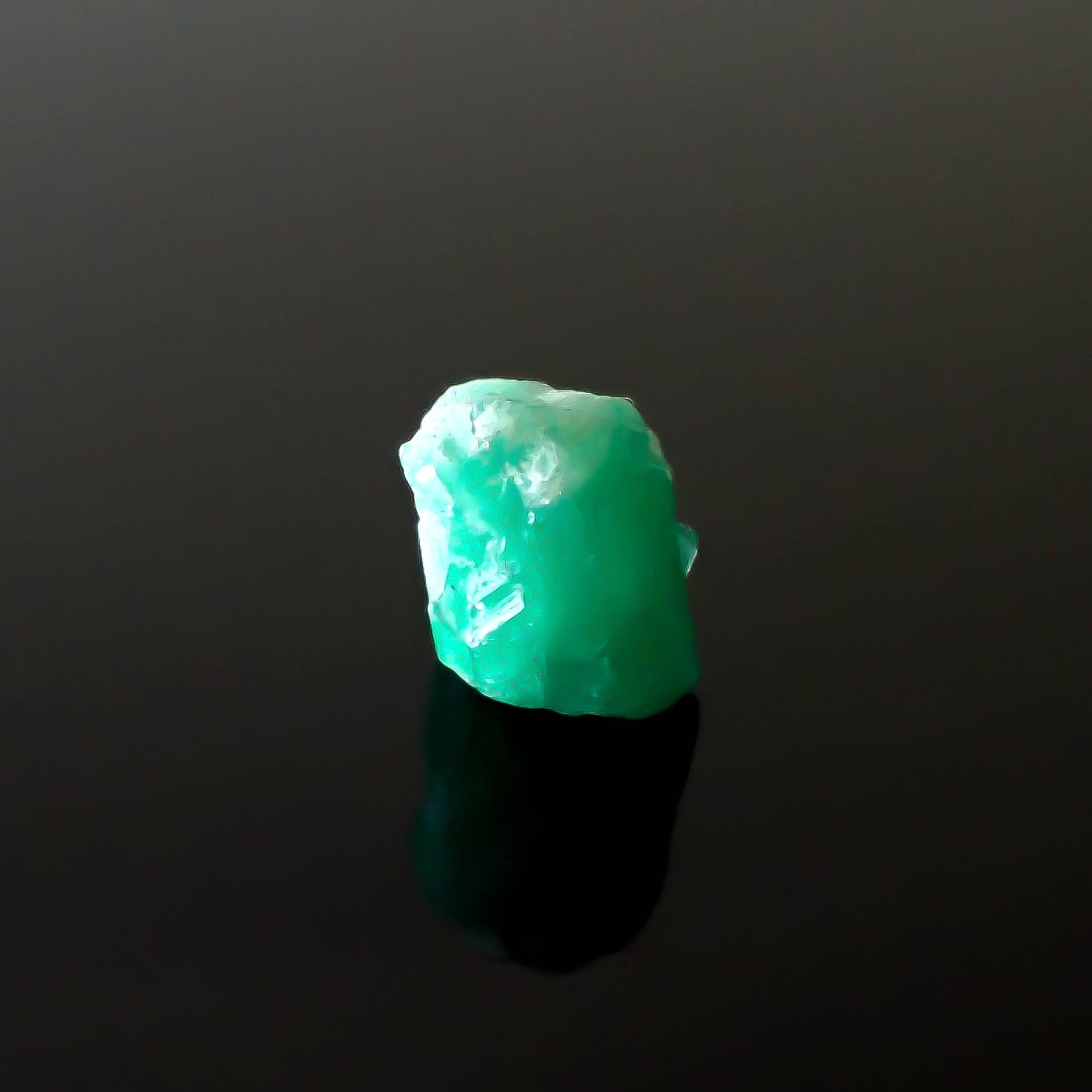 エメラルド原石 コロンビア産 4.86ct [250430176]11x9.2mm前後