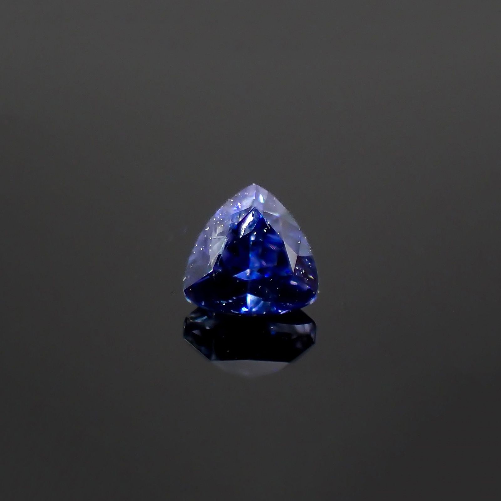 ベニトアイト アメリカ・カリフォルニア州産 0.064ct / 2.4x2.4mm前後 [260523214]