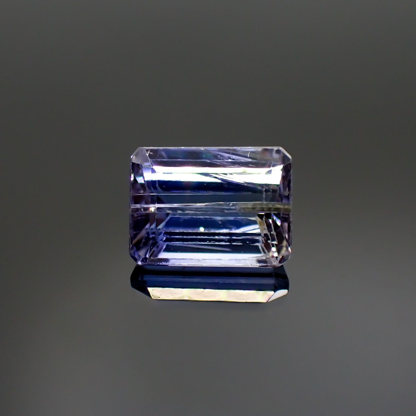 バイカラータンザナイト(宝石名タンザナイト) タンザニア産 2.447ct ソ付(彩珠)[210410778]8.5×6.3mm前後
