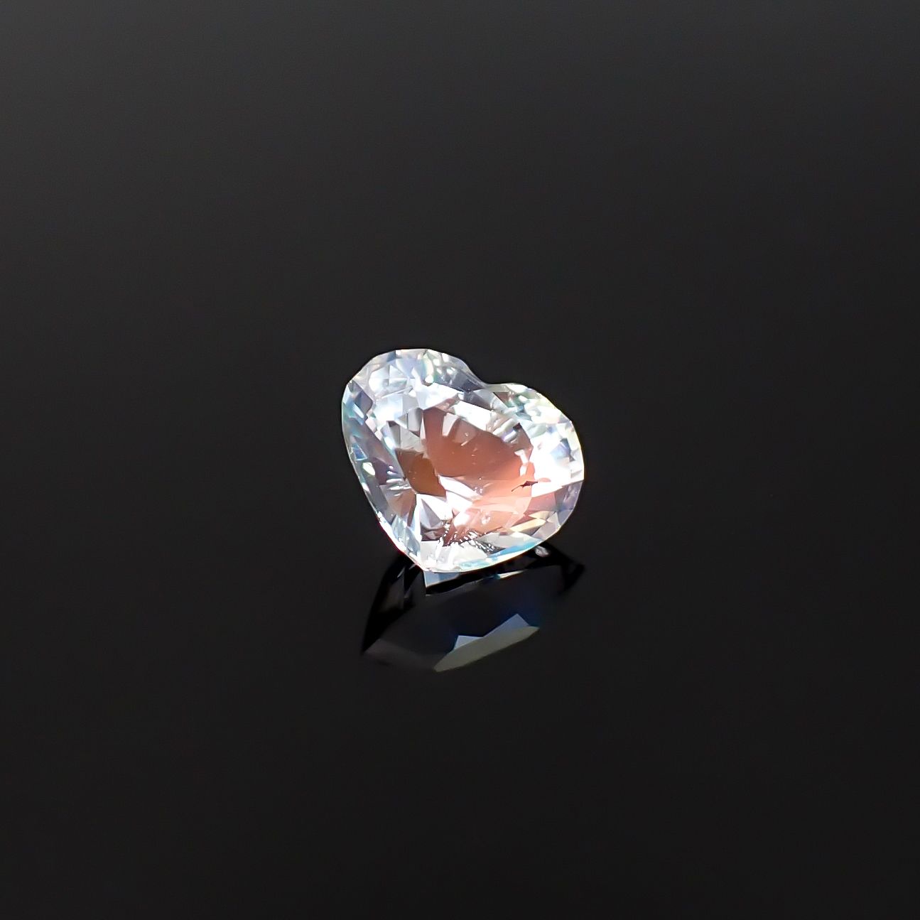 レインボームーンストーン マダガスカル産 0.77ct / 5.6x6.6mm前後 [260632376]