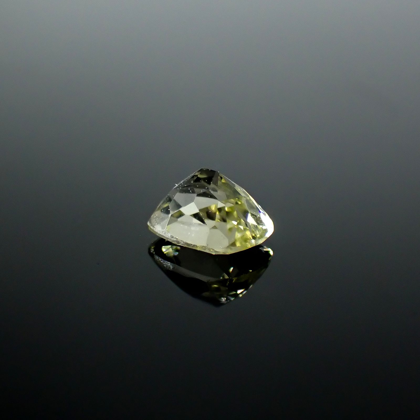 コーネルピン スリランカ産 1.19ct / 6.9x5.4mm前後 [251031232]