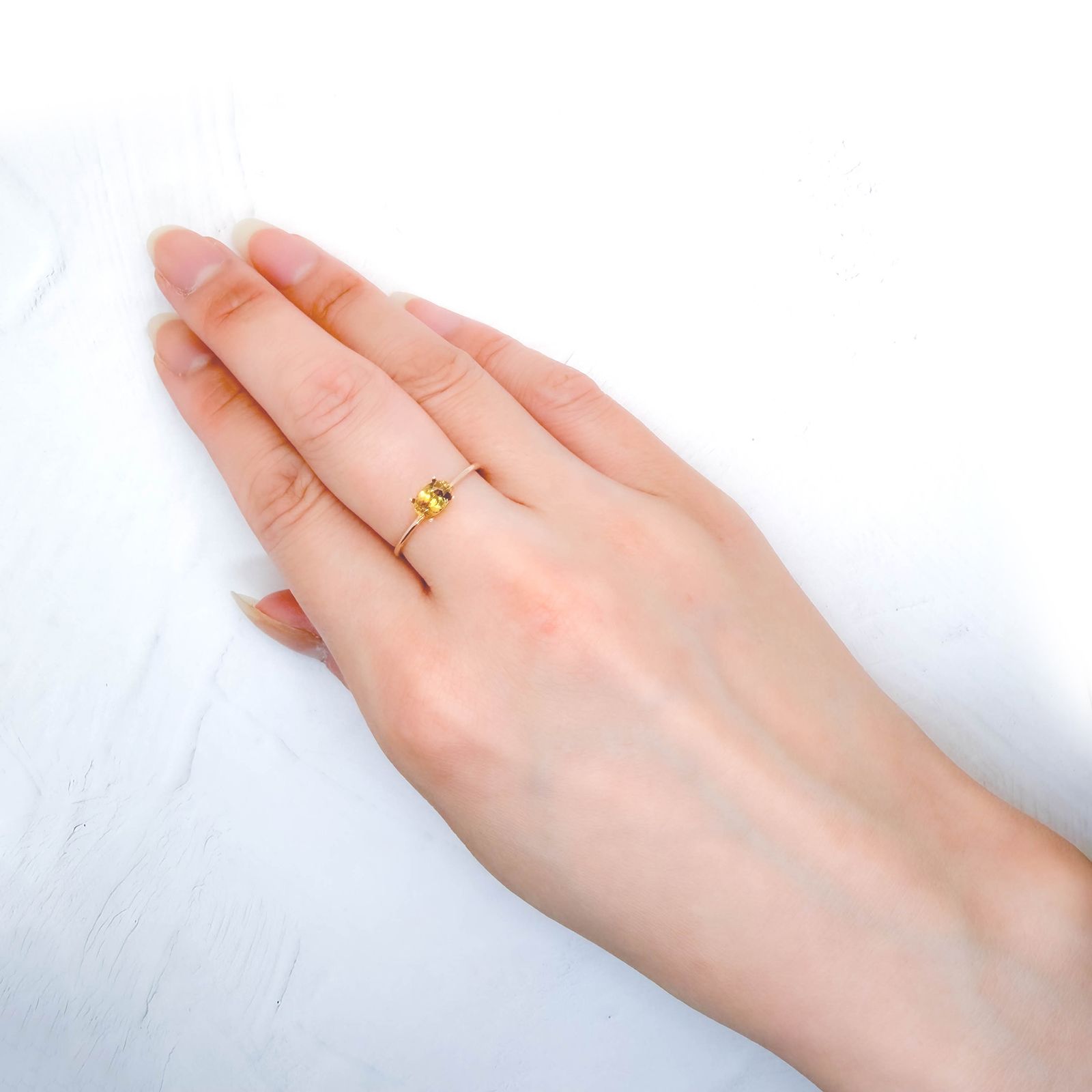 ゴールデンスフェーン(宝石名スフェーン)マダガスカル産 識別済 0.67ct / 6.2x4.1mm前後 [260632356]