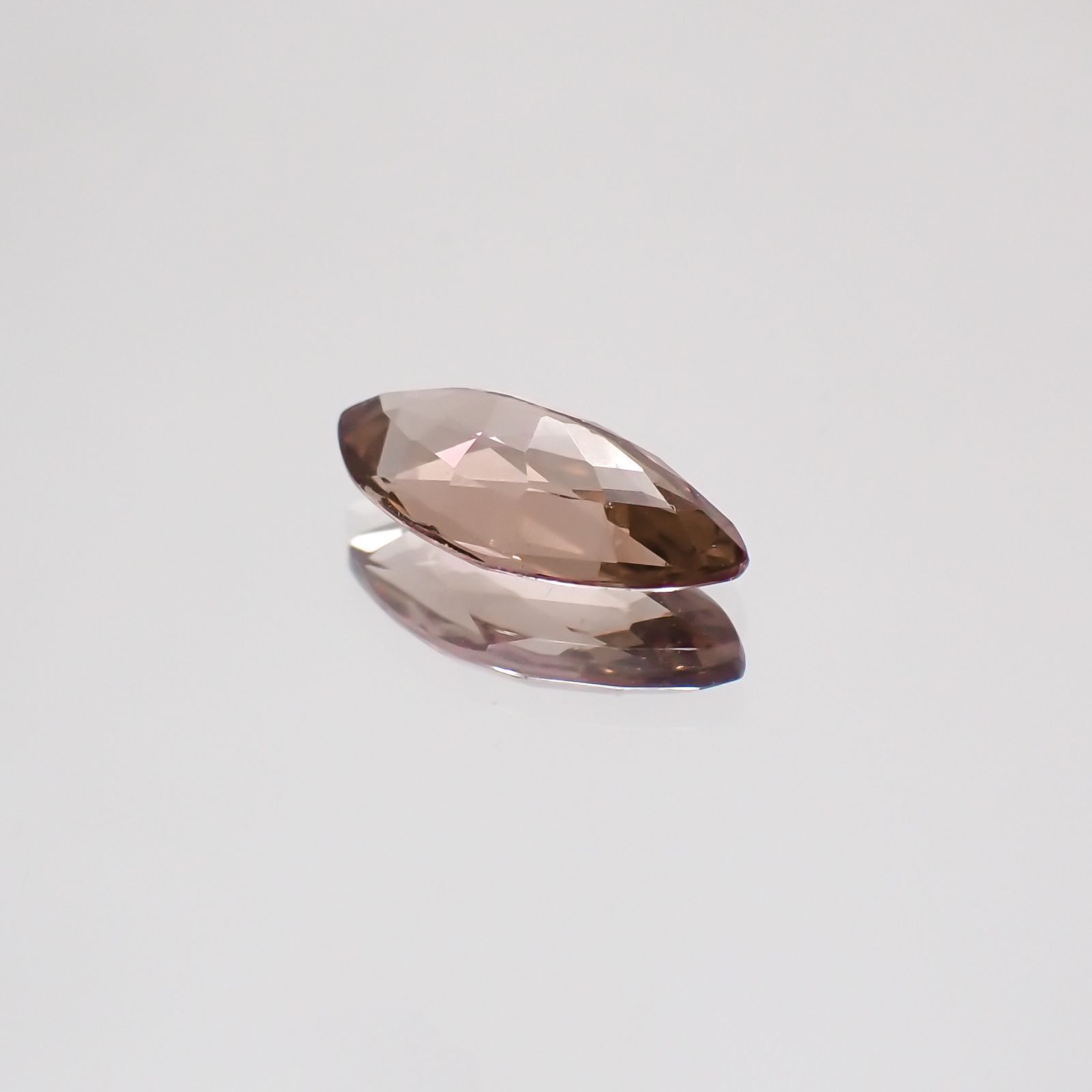 カラーチェンジマラヤガーネット(宝石名ガーネット) タンザニア産 1.19ct 識別済[21049658]10×5mm前後