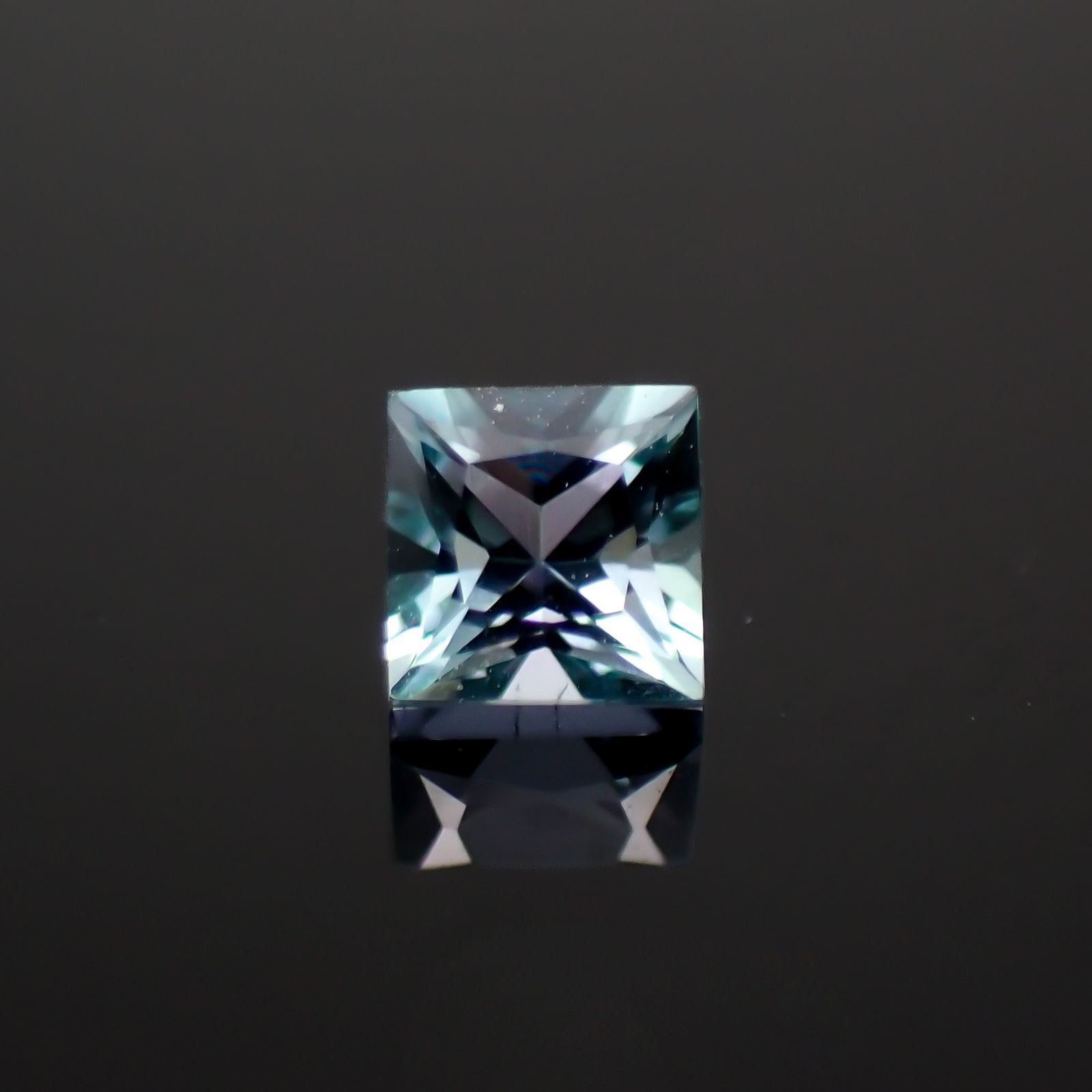 ◇プリンセスカット◇ブルーコーネルピン(宝石名コーネルピン)タンザニア産 識別済 0.19ct / 3.1x3.1mm前後 [251019224]