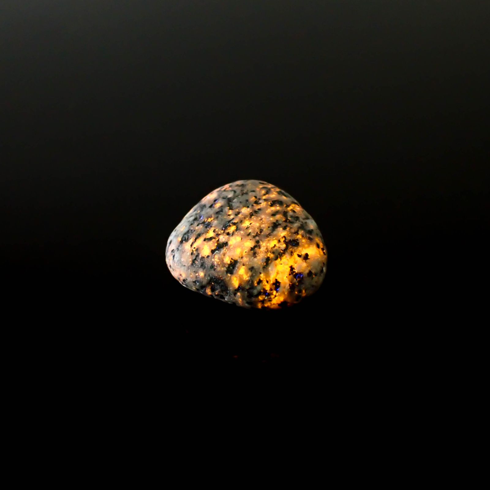 ユーパーライト 原石 （ギャランティカード付） 発見地：アメリカ・スペリオル湖 39.38ct [250530476]22.9x21.1mm前後