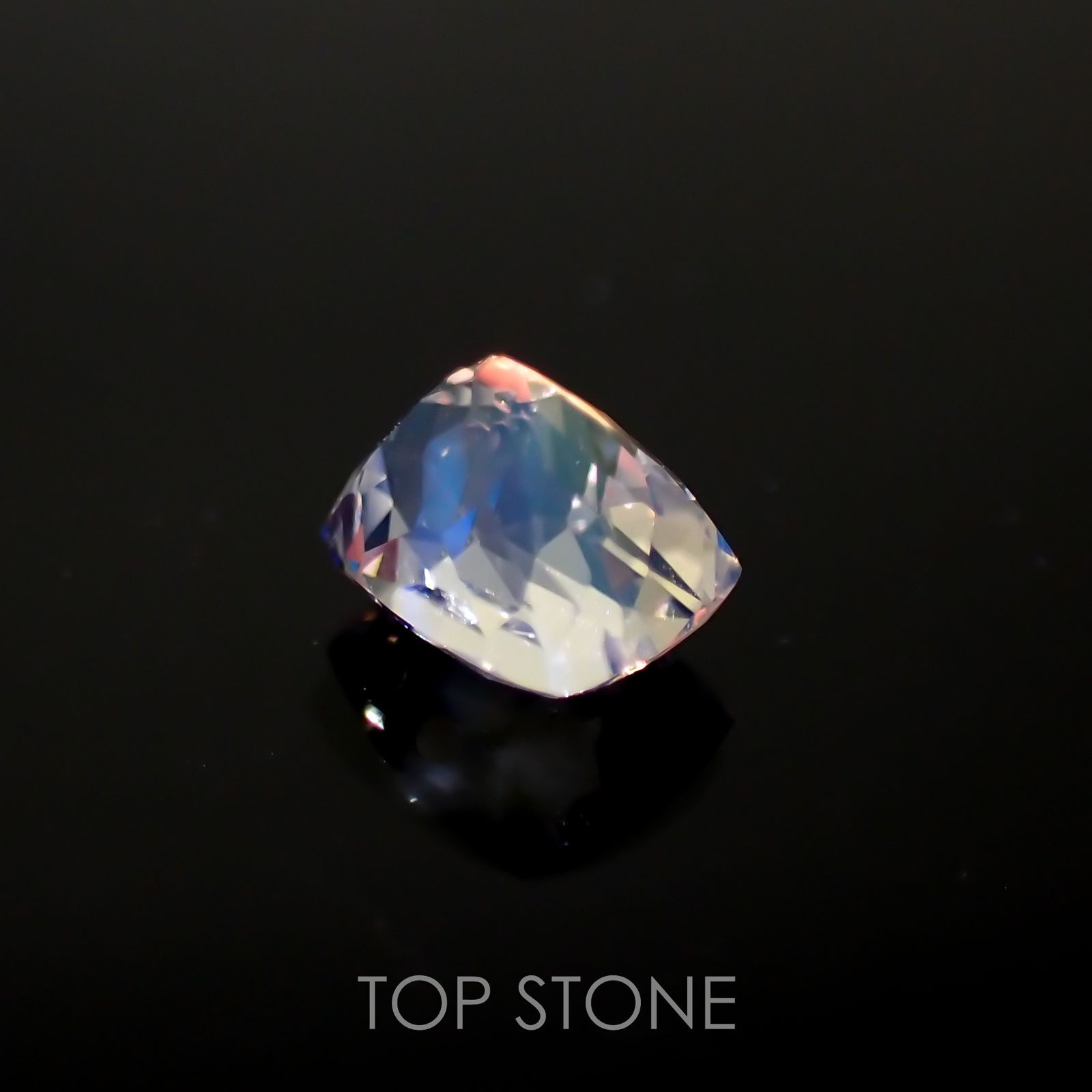 レインボームーンストーン(宝石名ラブラドライト)マダガスカル産 0.64ct 識別済[211113740]5.6x4.2mm前後
