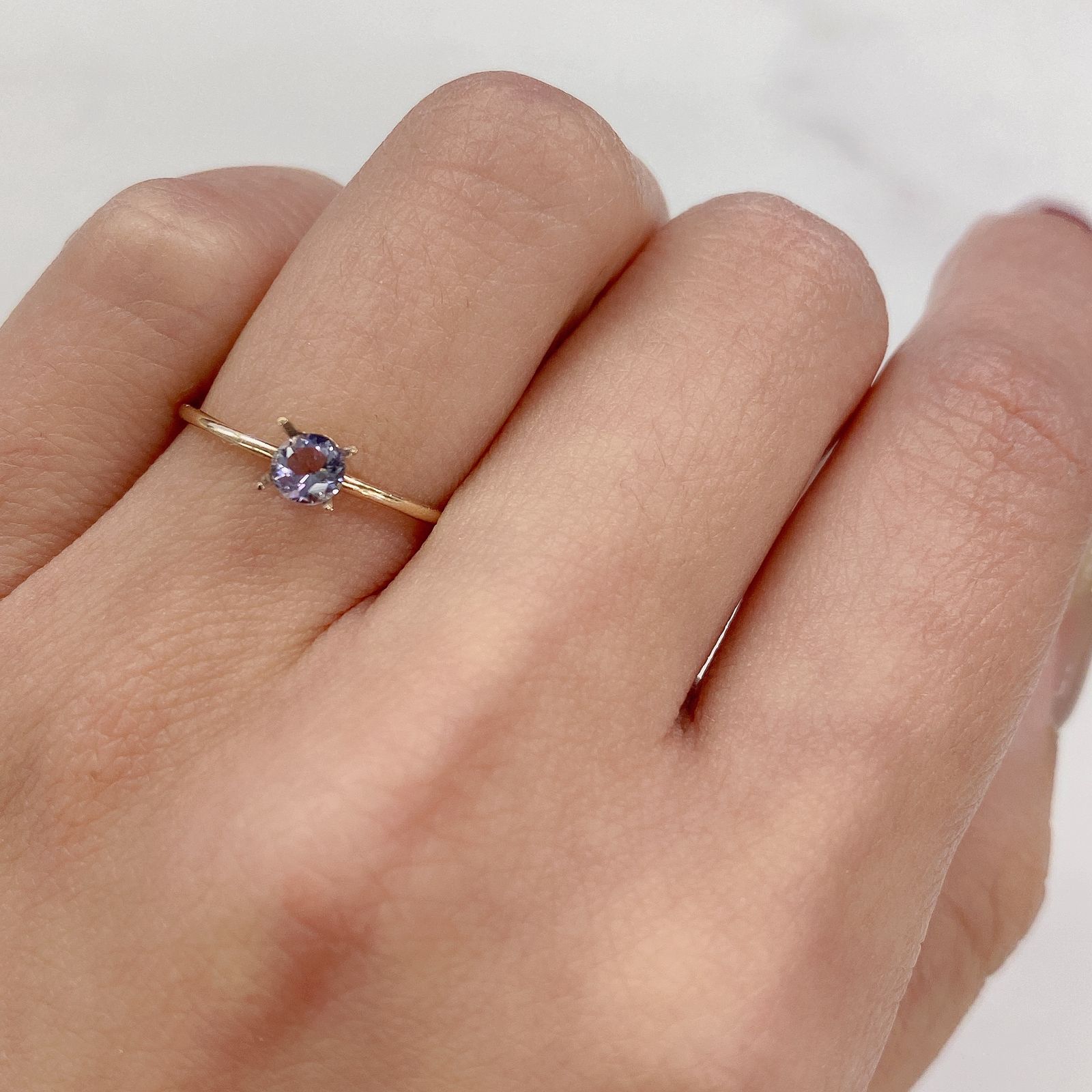 マリアライトフルオレッセンス(宝石名パープル・スキャポライト) スリランカ産 0.18ct 識別済[21049564]4×4mm前後
