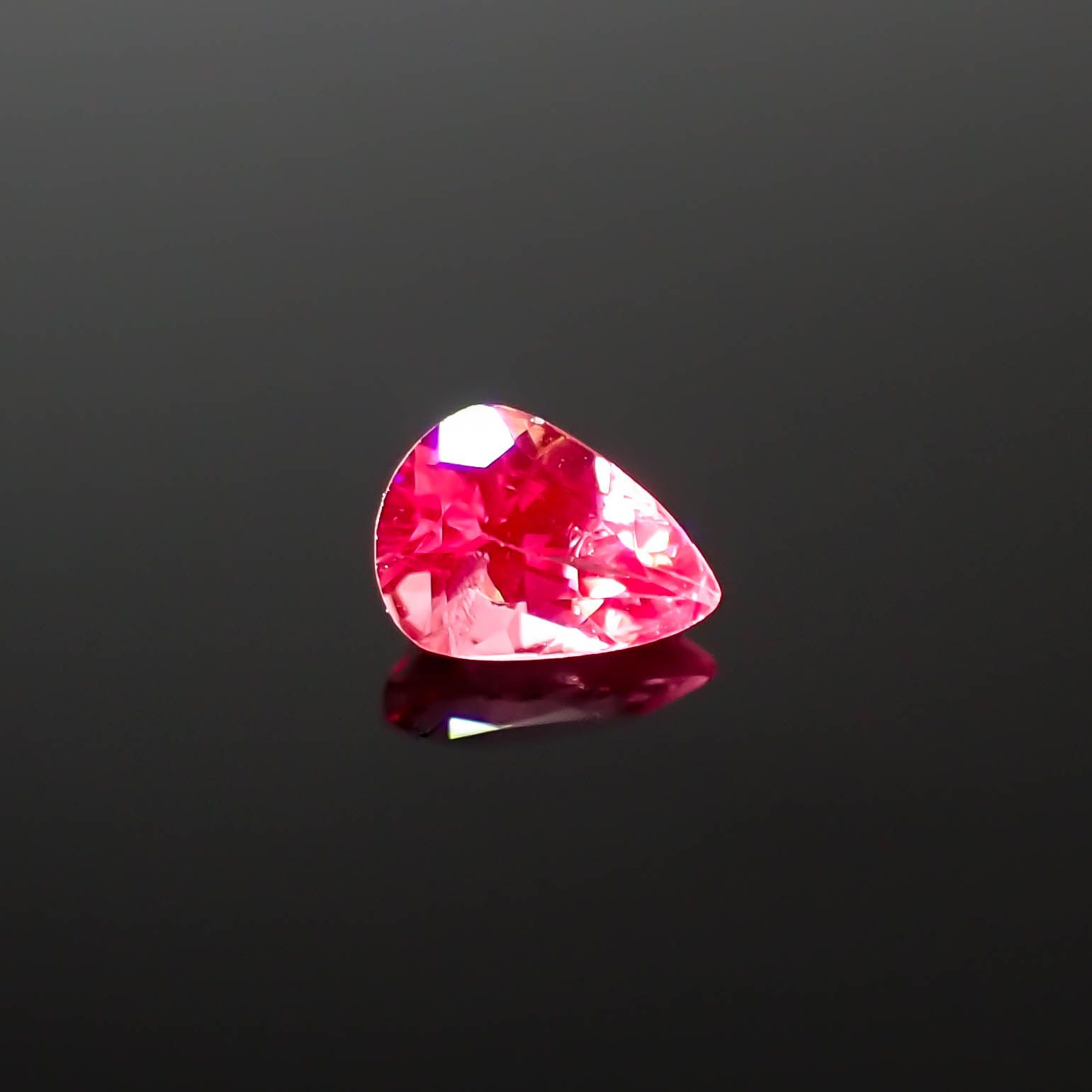 ホットピンクスピネル タンザニア・マヘンゲ産 0.15ct[240327002]3.9x2.8mm前後