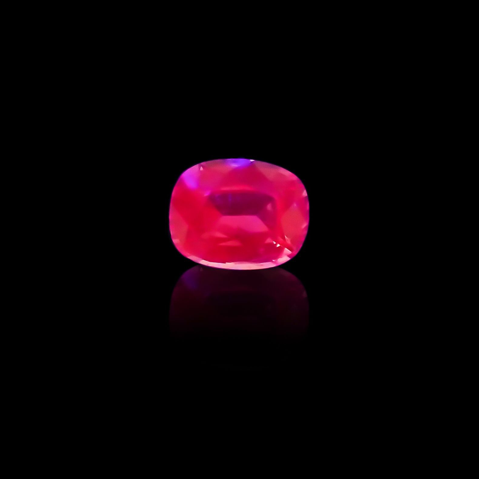 ホットピンクスピネル(宝石名ピンク・スピネル) タンザニア産 0.35ct 識別済[210510852]4.7×3.7mm前後