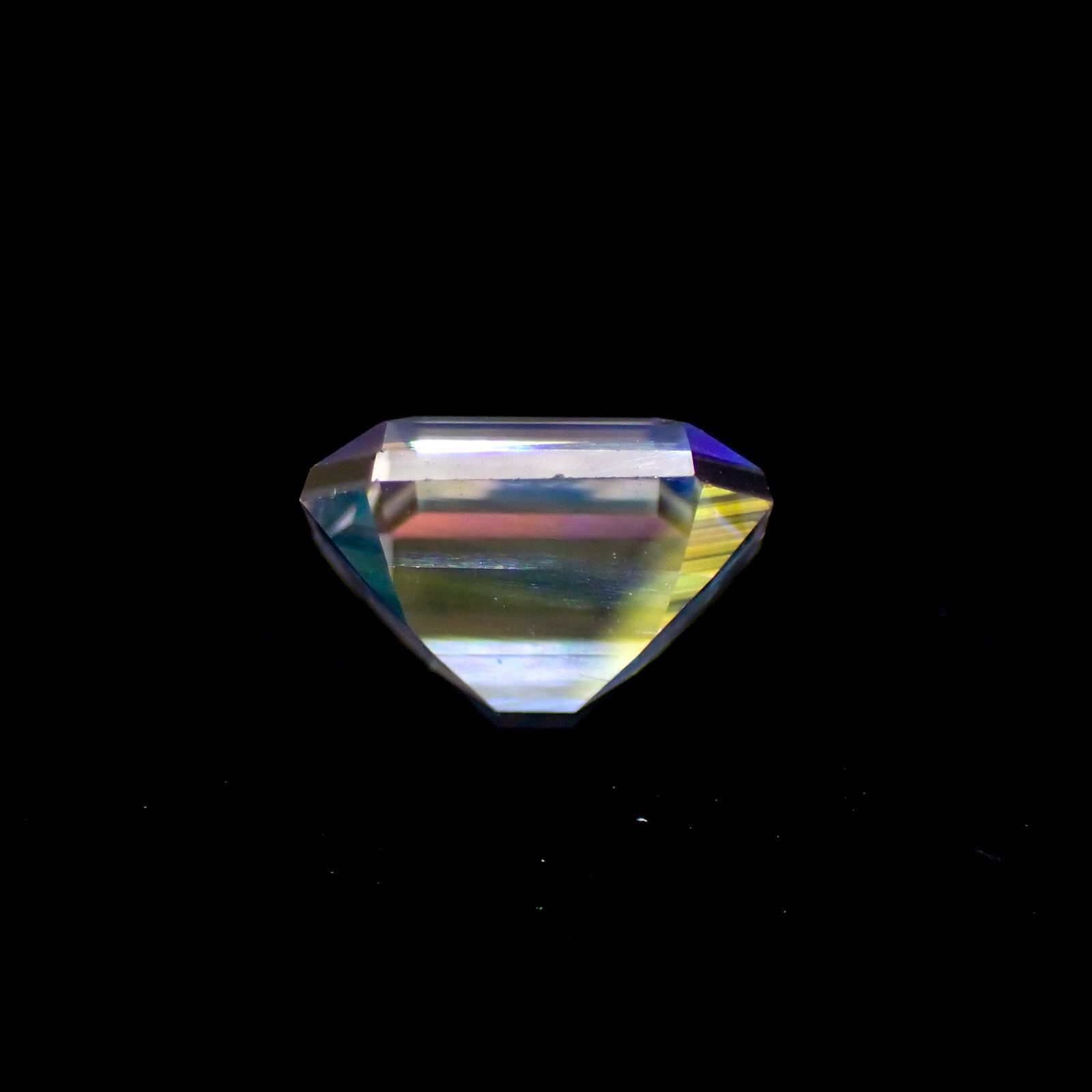 レインボームーンストーン(宝石名ラブラドライト) マダガスカル産 ソ付(彩珠) 1.209ct / 6.9x6.2mm前後 [251210401]