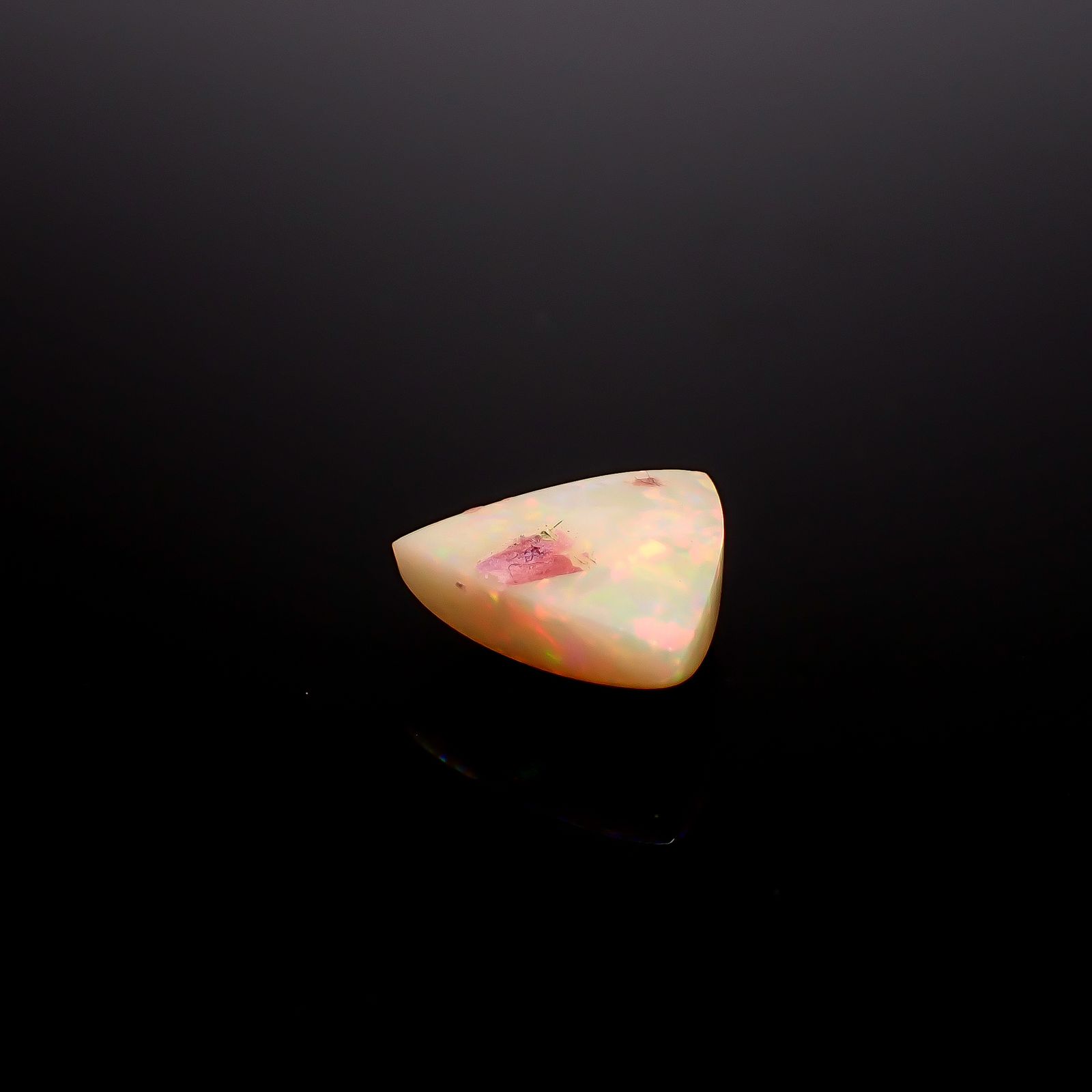 エチオピアオパール(宝石名オパール)エチオピア産 ソ付(彩珠) 4.189ct / 13.4x12.7mm前後 [260722822]