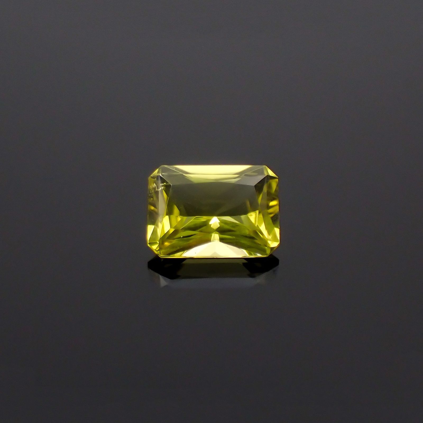 カナリートルマリン ザンビア・カナリー鉱山産 0.78ct / 6.8x4.9mm前後 [260223135]
