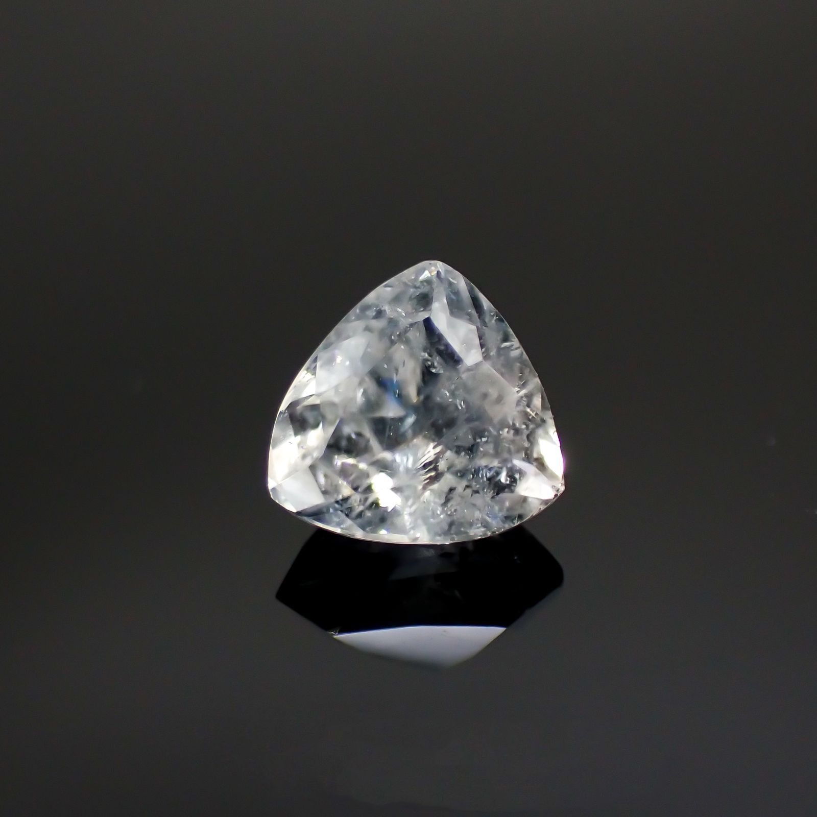 ユークレース(宝石名ユークレース) ブラジル産 0.476ct ソ付(彩珠)[20052391]4.8×4.8mm前後