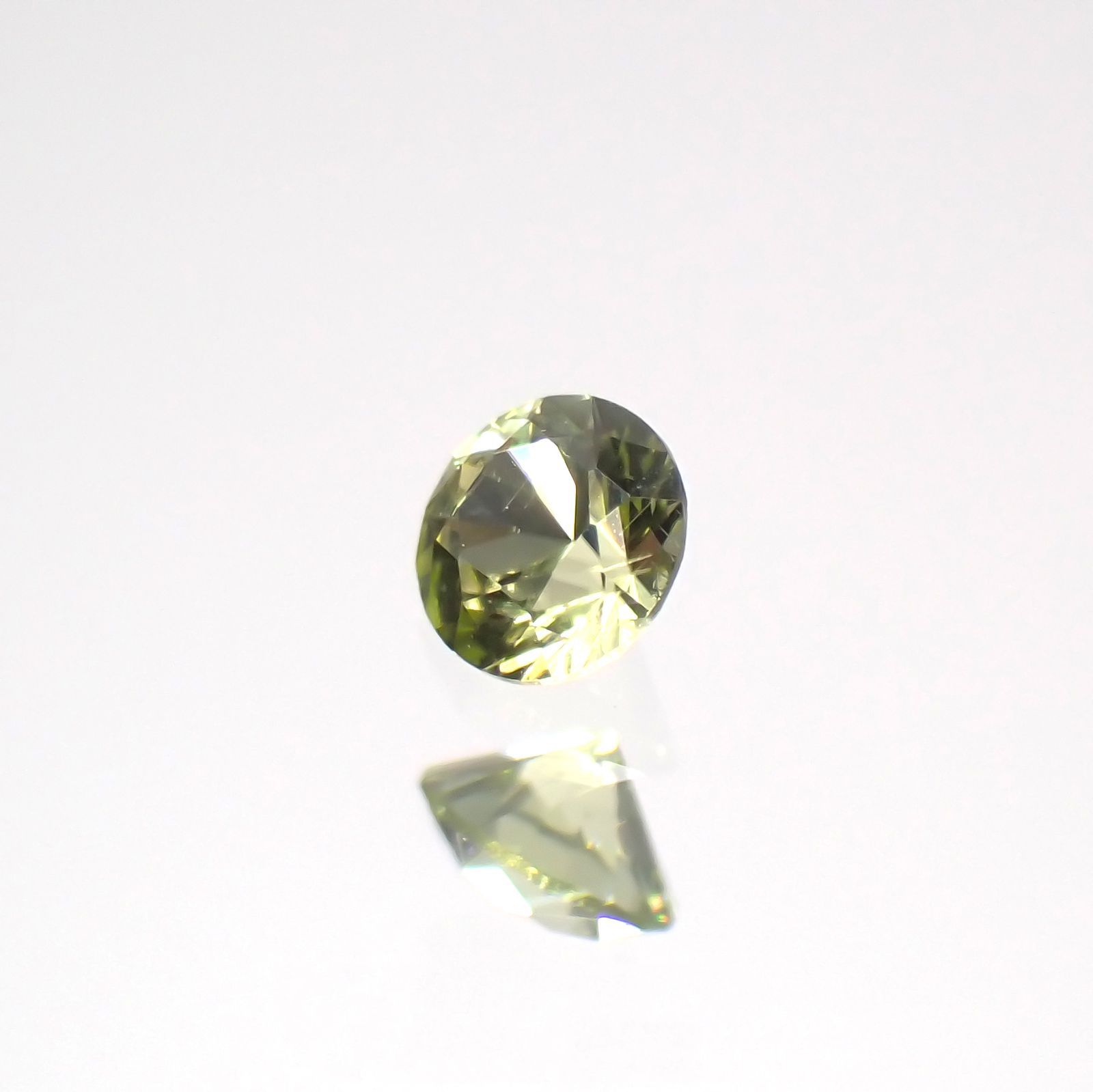 パラサイティックペリドット(宝石名ペリドット)採取地：ロシア 0.063ct 識別済[220616235]2.5x2.5mm前後