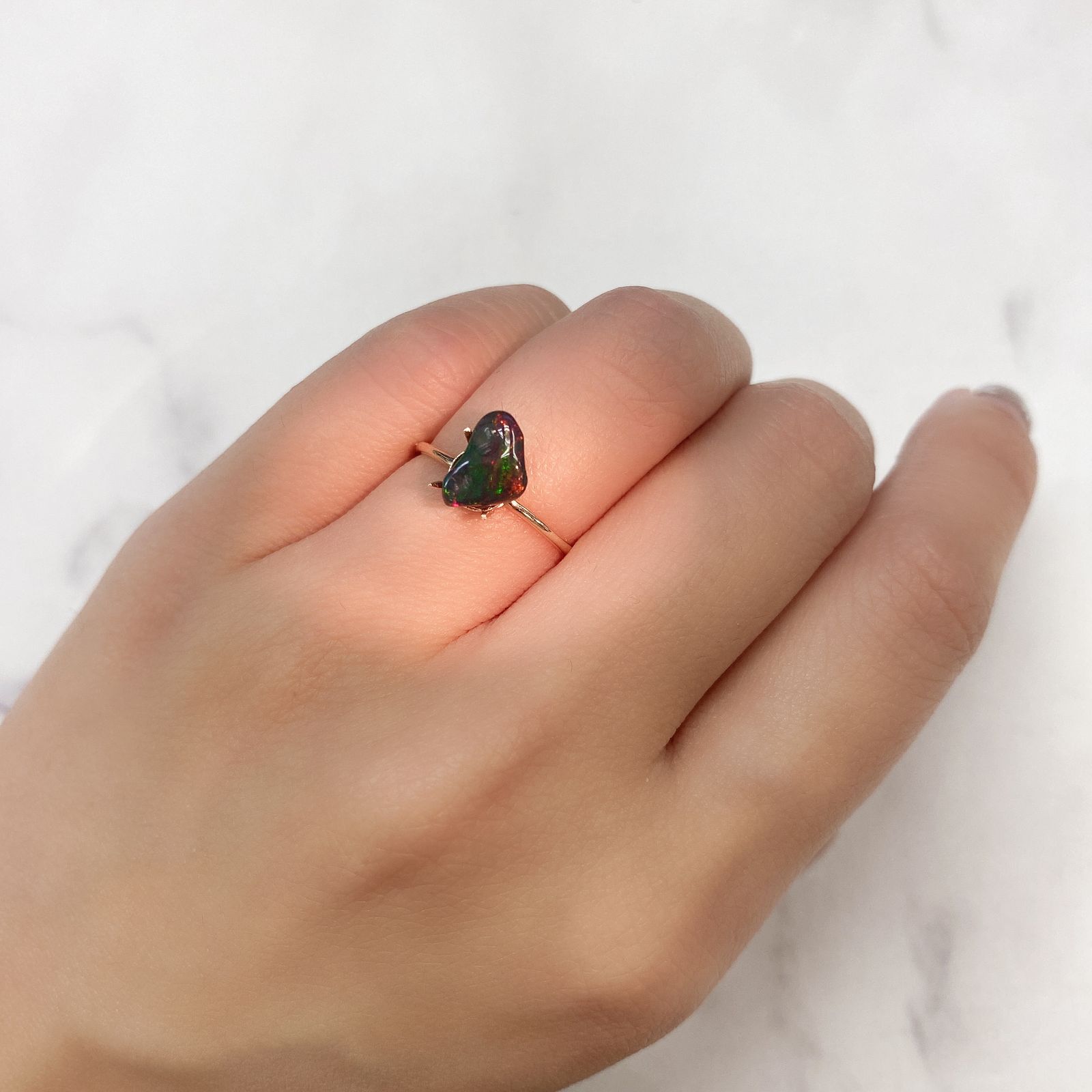 ◇バロック型◇ブラックオパール(宝石名オパール/加熱処理) エチオピア産 0.70ct 識別済[210913255]9×6.5mm前後