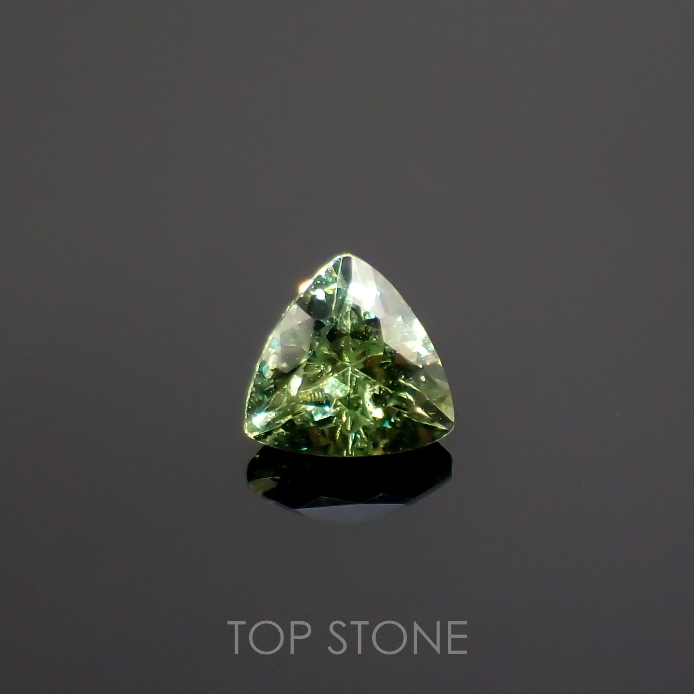 デマントイドガーネット(宝石名デマントイド・ガーネット) ナミビア産 0.60ct 識別済[210812790]5.2×4.9mm前後