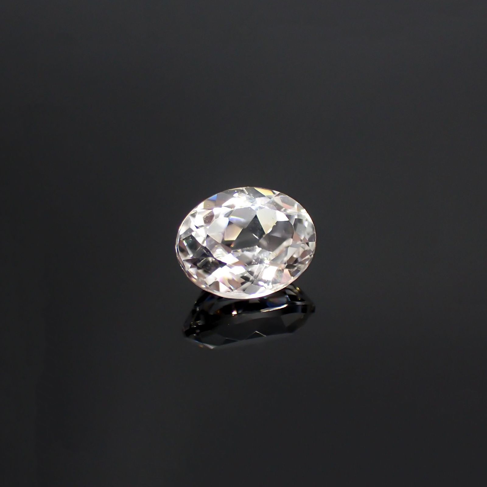 カラーレススポジュミン(宝石名ホワイト・スポジュミン) ブラジル産 2.96ct 識別済[210812625]9.7×7.7mm前後