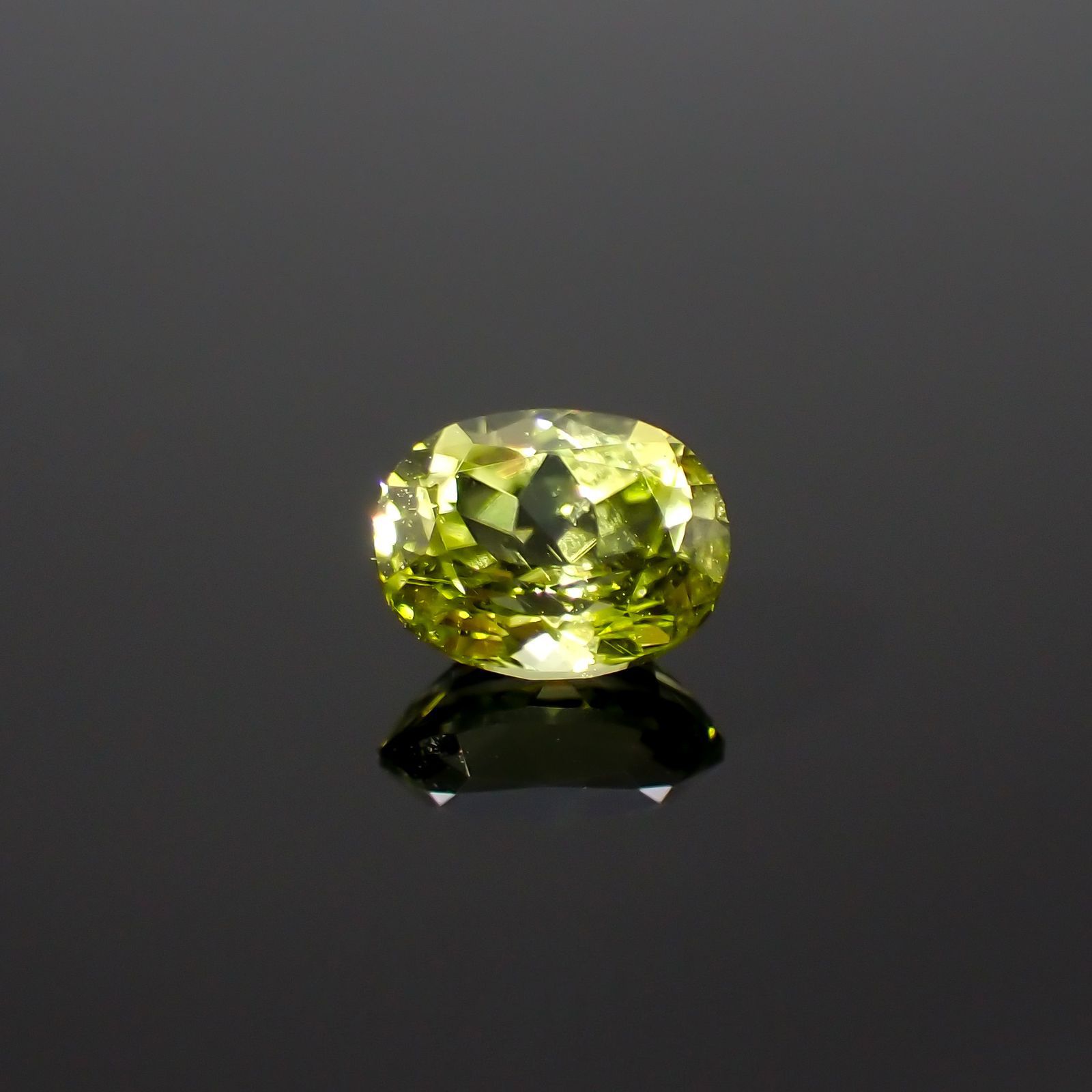 パラサイティックペリドット(宝石名ペリドット)採取地：ロシア 0.26ct 識別済[220616234]4.3x3.4mm前後
