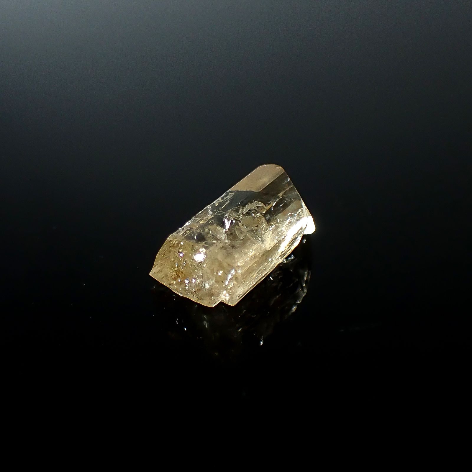 インペリアルトパーズ 原石 ザンビア産 6.06ct / 13x8.6mm前後 [250730939]