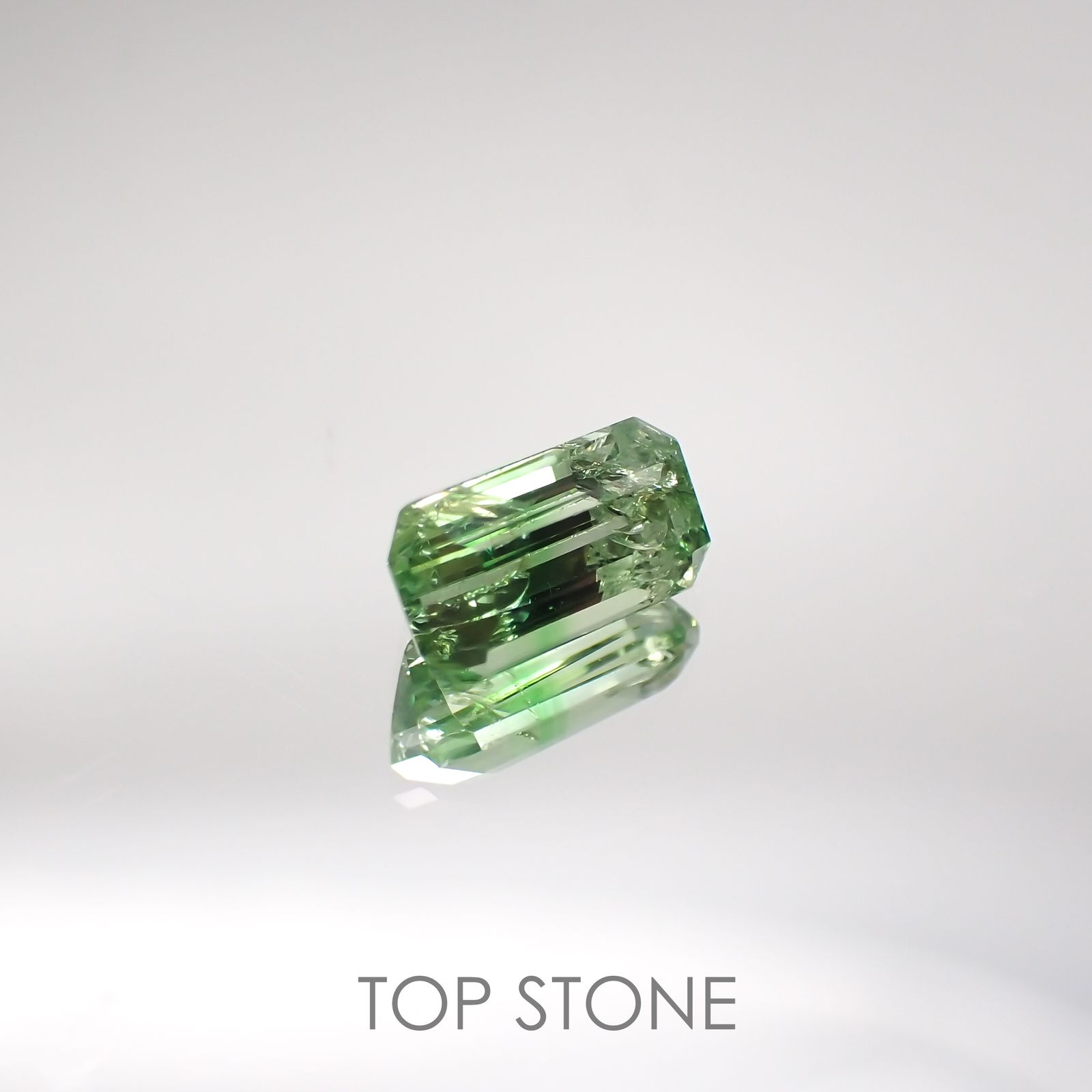 バイカラーツァボライト(宝石名グリーン グロッシュラー・ガーネット) タンザニア産 0.71ct 識別済[210711573]6.6×3.5mm前後