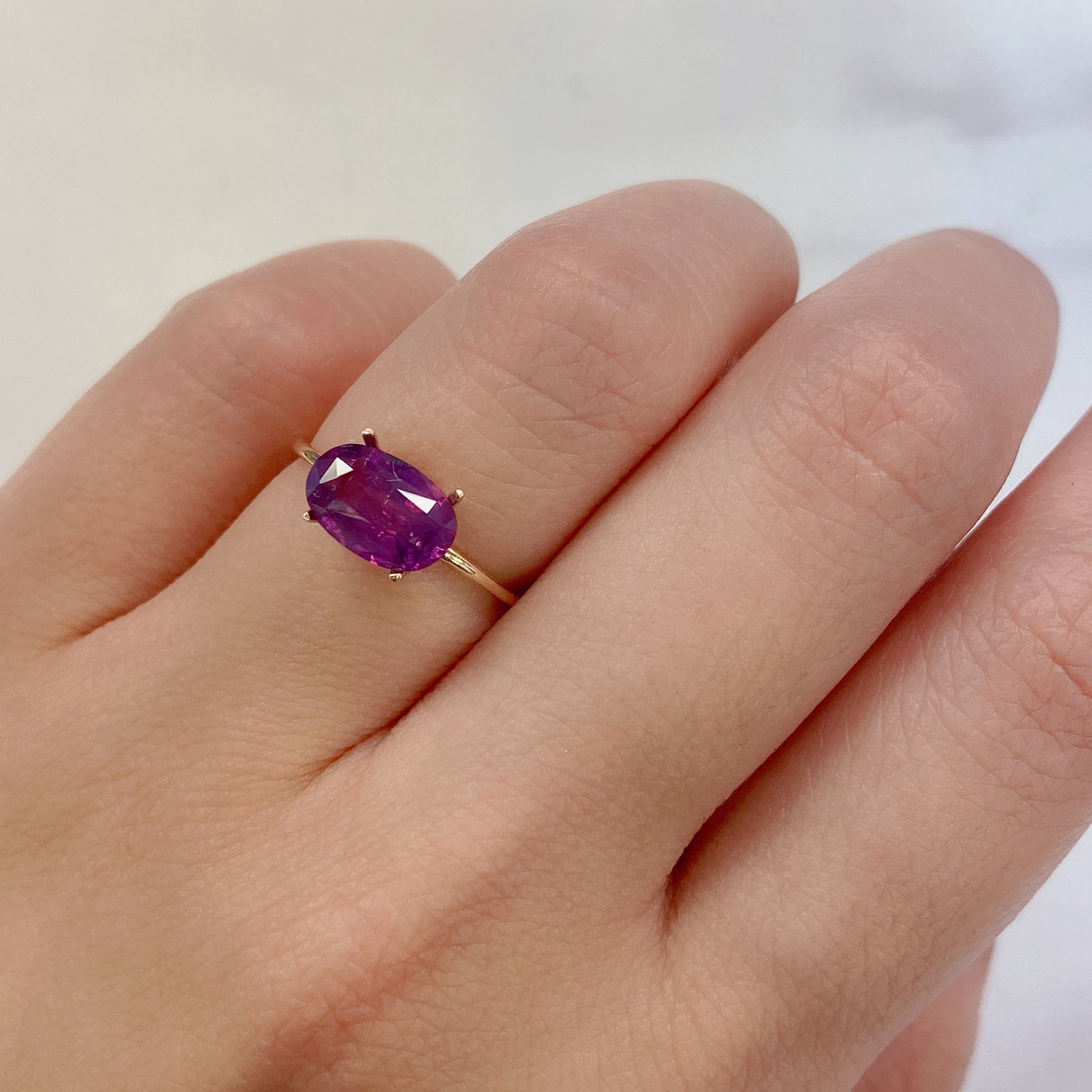 パープルサファイア(宝石名パープル・サファイア) カシミール産 1.700ct ソ付(彩珠)[20127300]9.2×6.2mm前後