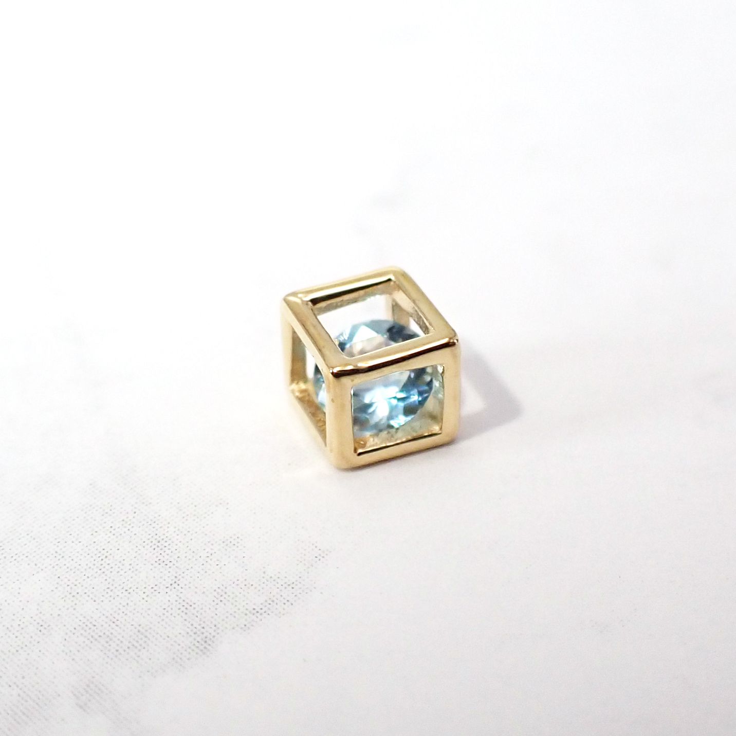 ◇K18 Reinette（レネット）◇ブルートパーズ | キューブボックスデザイン [チャーム/ペンダントトップ※チェーン別売り]