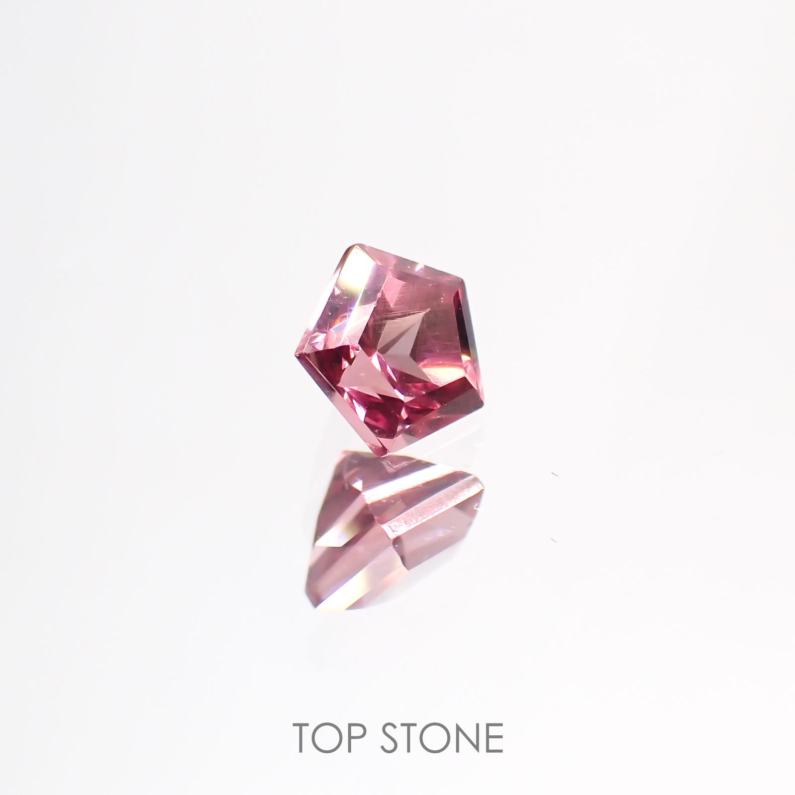 ◇ペンタゴンカット◇マラヤガーネット(宝石名ガーネット)タンザニア産 0.37ct 識別済[220113834]4.1x4.2mm前後