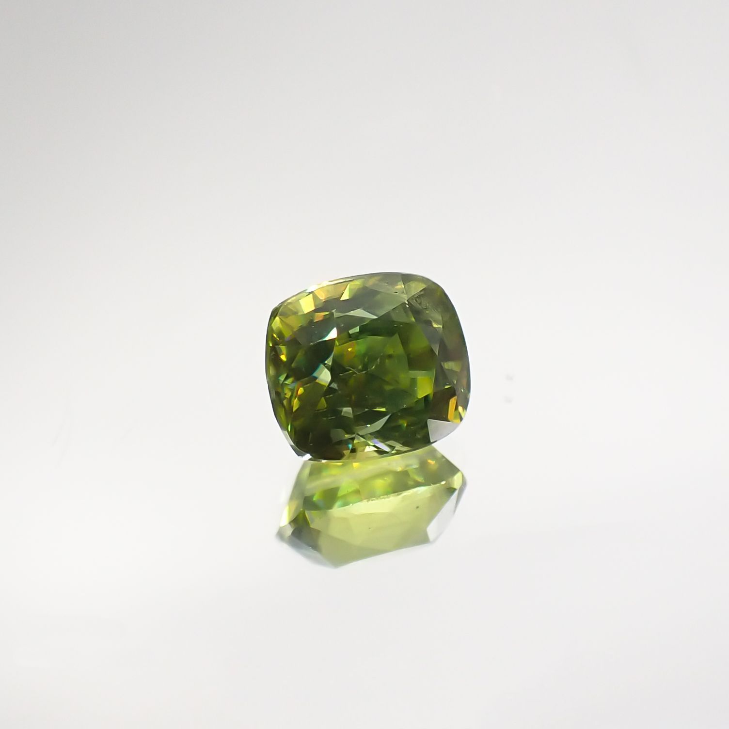 スフェーン(宝石名スフェーン) マダガスカル産 0.863ct ソ付(彩珠)[210712013]5.4×4.8mm前後