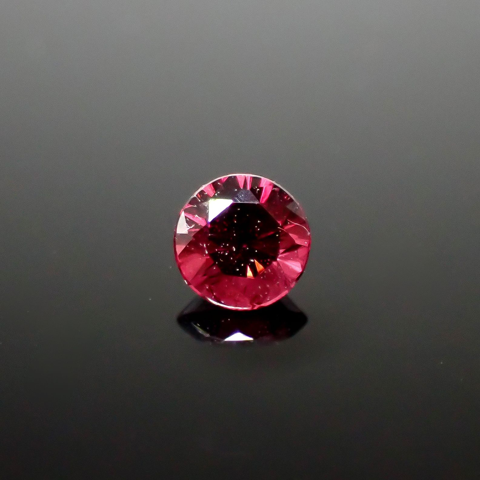 レッドスピネル ビルマ産 0.17ct[240728575]3.3x3.3mm前後