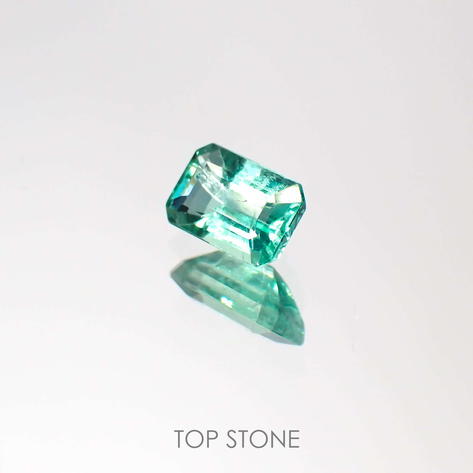 エメラルド(宝石名エメラルド) ザンビア産 0.48ct 識別済[211013001]5.8×3.7mm前後