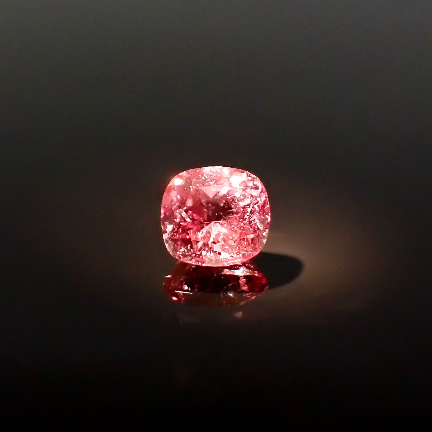 ドラゴンガーネット(宝石名パイロープ スペサルティン・ガーネット)タンザニア産 彩珠鑑付 1.514ct / 6.85x6.38mm前後 [260532236]