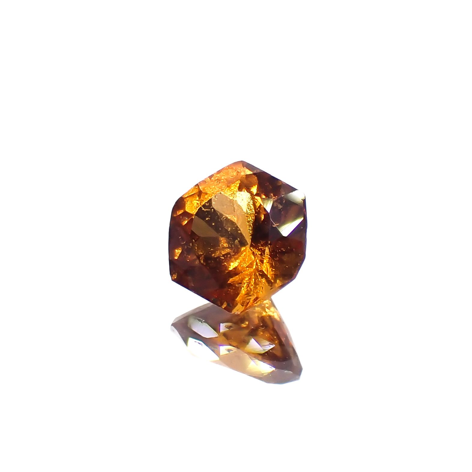 ◇ヘキサゴンカット◇ヘソナイトガーネット(宝石名ガーネット)スリランカ産 0.63ct 識別済[230421610]5x4.9mm前後