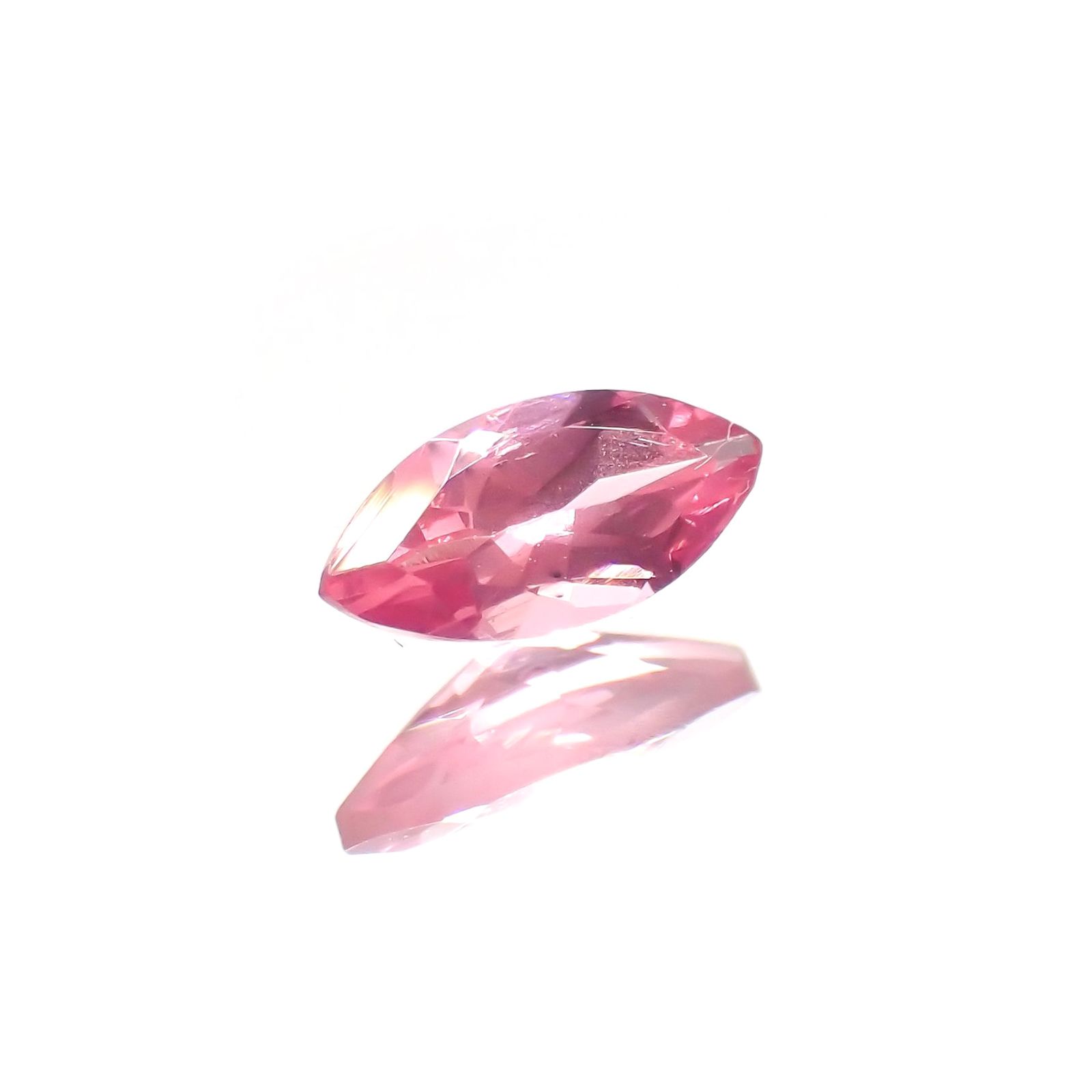 ホットピンクスピネル(宝石名ピンク・スピネル)タンザニア産 識別済 0.26ct / 6.2x2.9mm前後 [230823041]