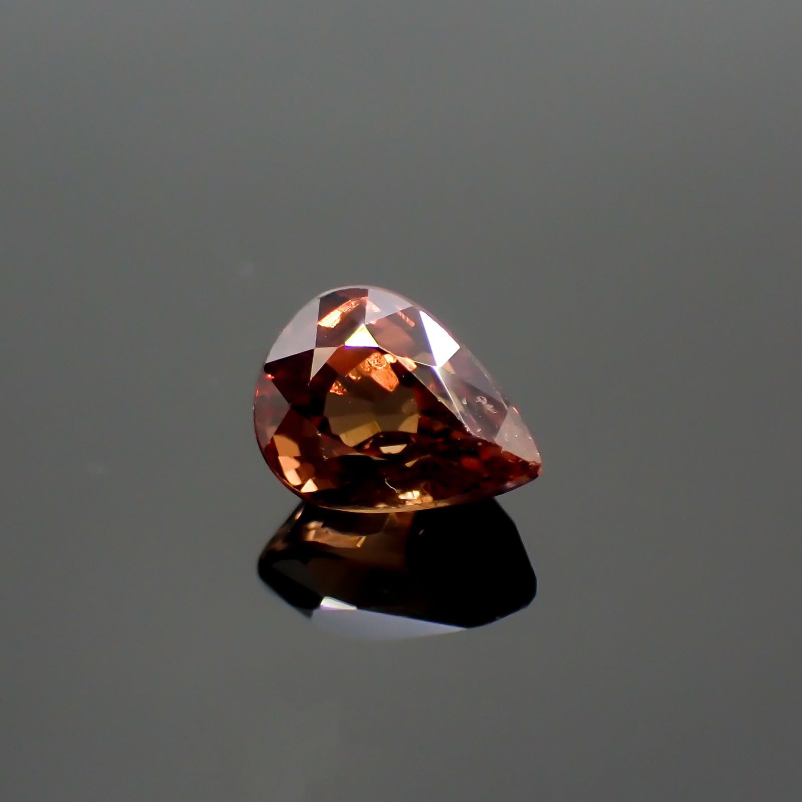 カラーシフトマラヤガーネット(宝石名ガーネット)タンザニア産 1.90ct 識別済[220115009]7.8x5.9mm前後