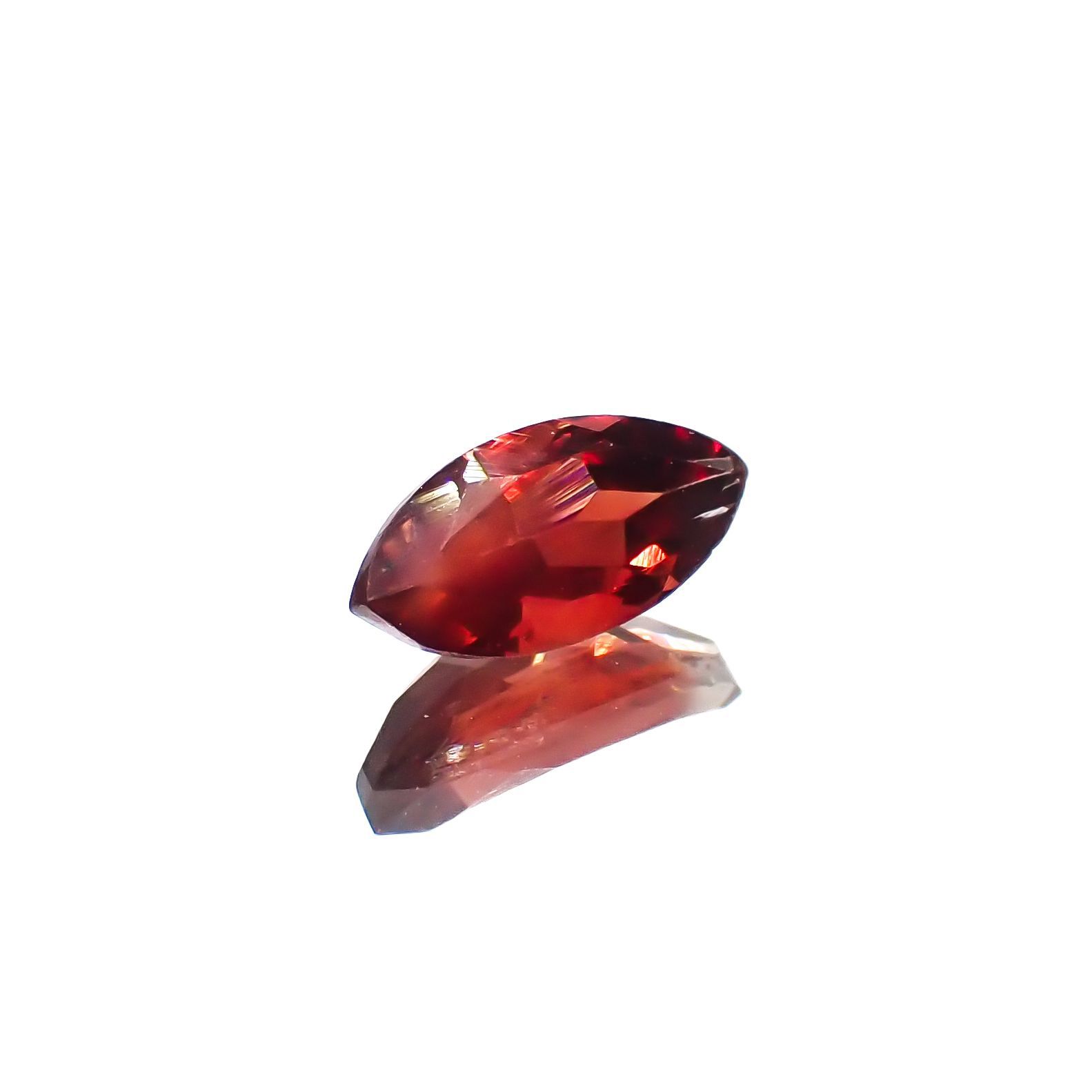 レッドラブラドライト(宝石名ラブラドライト)エチオピア産 0.65ct 識別済[230220385]8.1x3.9mm前後