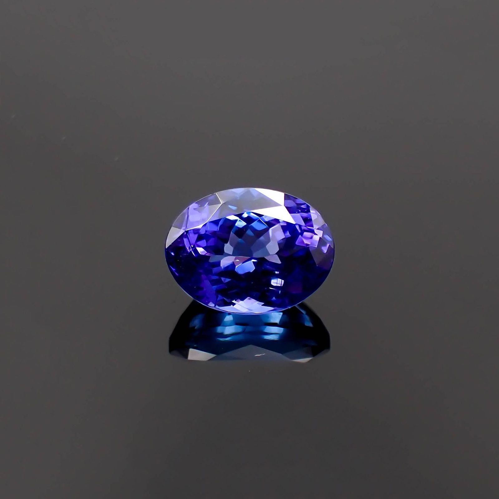 タンザナイト(宝石名タンザナイト)タンザニア産 ソ付(彩珠) 3.252ct / 9.9x7.4mm前後 [230119730]