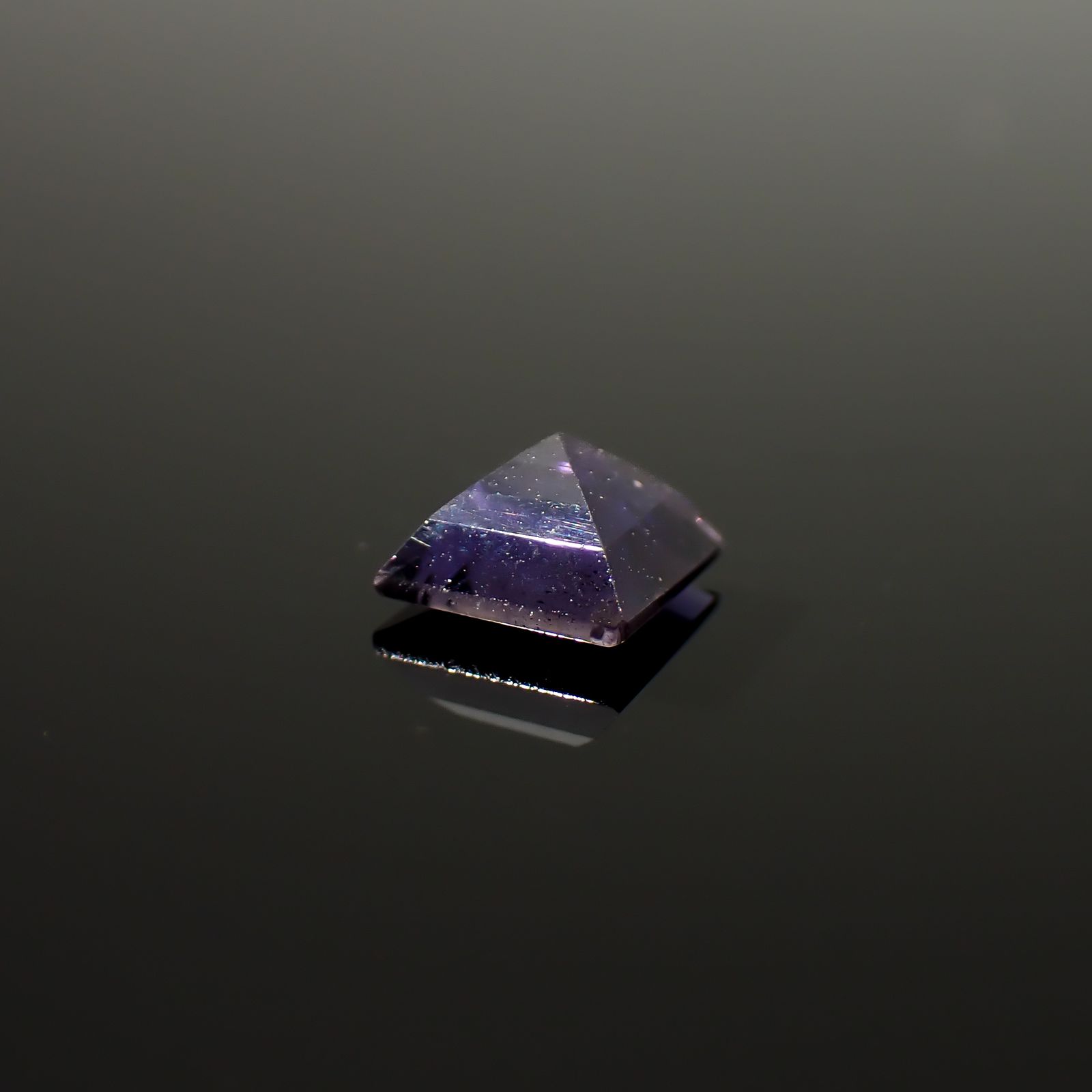 アイオライトサンストーン インド/ブラジル産 0.89ct / 5.9x5.9mm前後 [260932636]