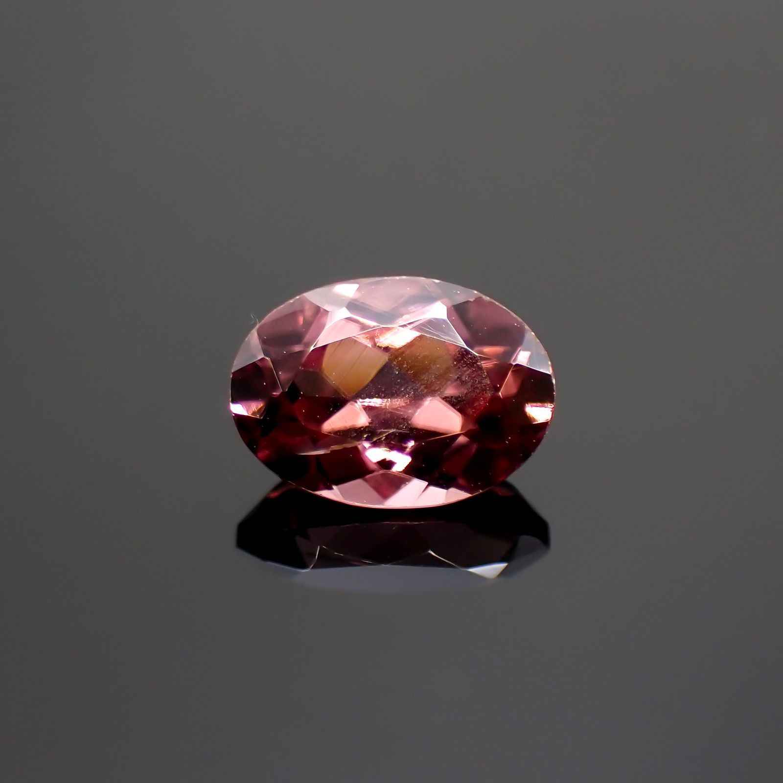 ピンクジルコン(宝石名ジルコン) スリランカ/カンボジア産/ 1.23ct 識別済[21049791]7.1×5.1mm前後