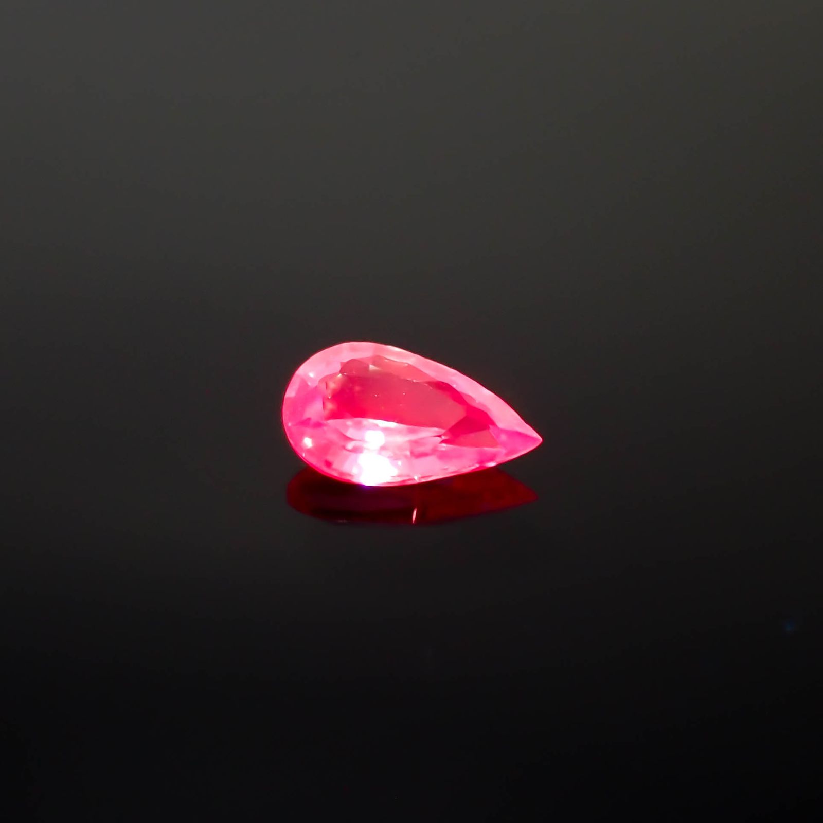 ネオンピンクサファイア スリランカ産 0.19ct[240226304]4.9x2.8mm前後