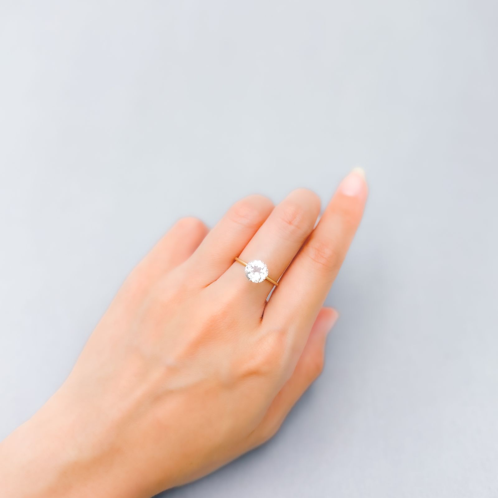 オーソクレース(宝石名ホワイト・オーソクレース)パキスタン産 1.377ct ソ付(彩珠)[250530438]7.9x7.8mm前後