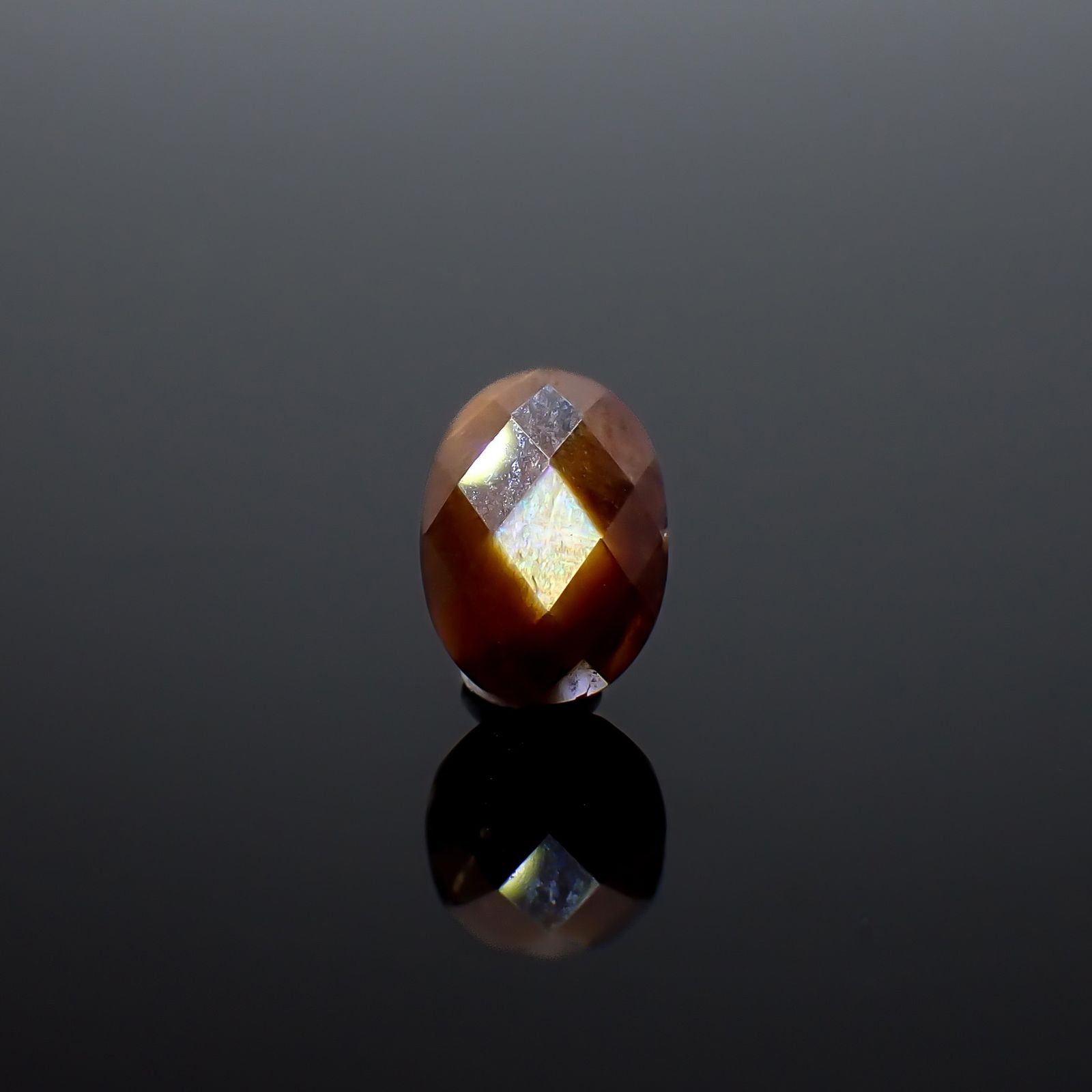 ◇リバーシブル・チェッカーカット◇レインボーガーネット 日本・奈良県産 1.85ct / 8.4x6.2mm前後 [260932921]
