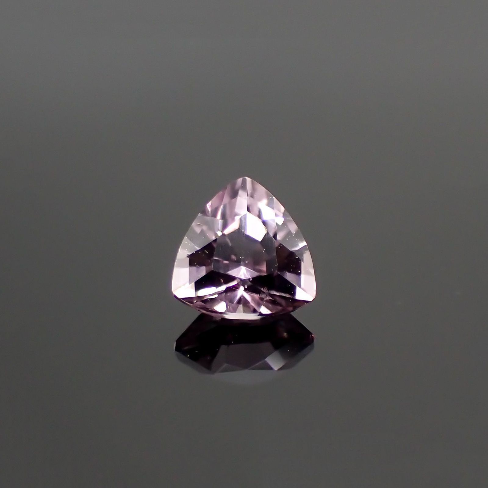 ピンクダイアスポア(宝石名ダイアスポア) アフガニスタン産 識別済 0.37ct / 4.4x4.4mm前後 [210912430]