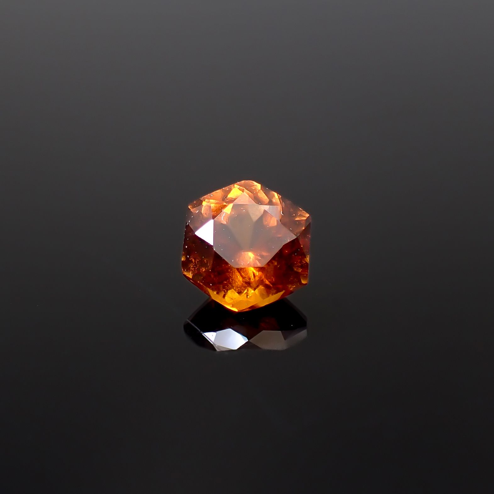 ◇ヘキサゴンカット◇ヘソナイトガーネット(宝石名ヘソナイト・ガーネット)スリランカ産 0.92ct 識別済[241129440]5.5x5.4mm前後