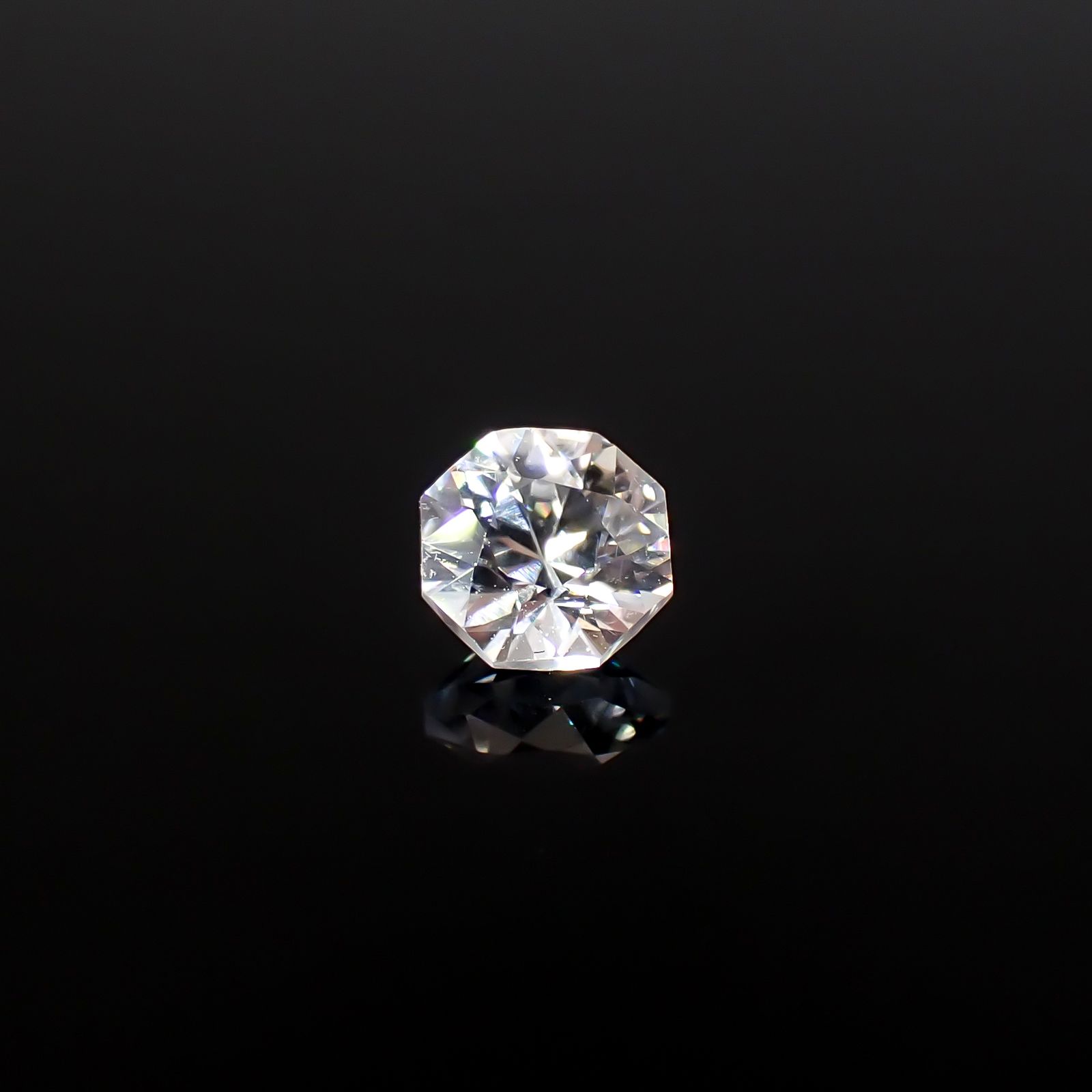 ◇オクタゴンカット◇カラーレスジルコン(宝石名ホワイト・ジルコン)スリランカ/カンボジア産 識別済 0.89ct / 5.1x5mm前後 [251231384]